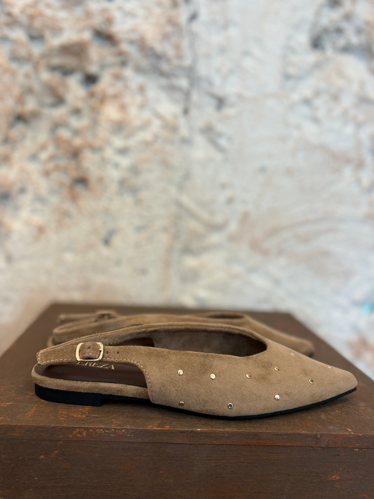 MULE PLANA TAUPE TACHAS