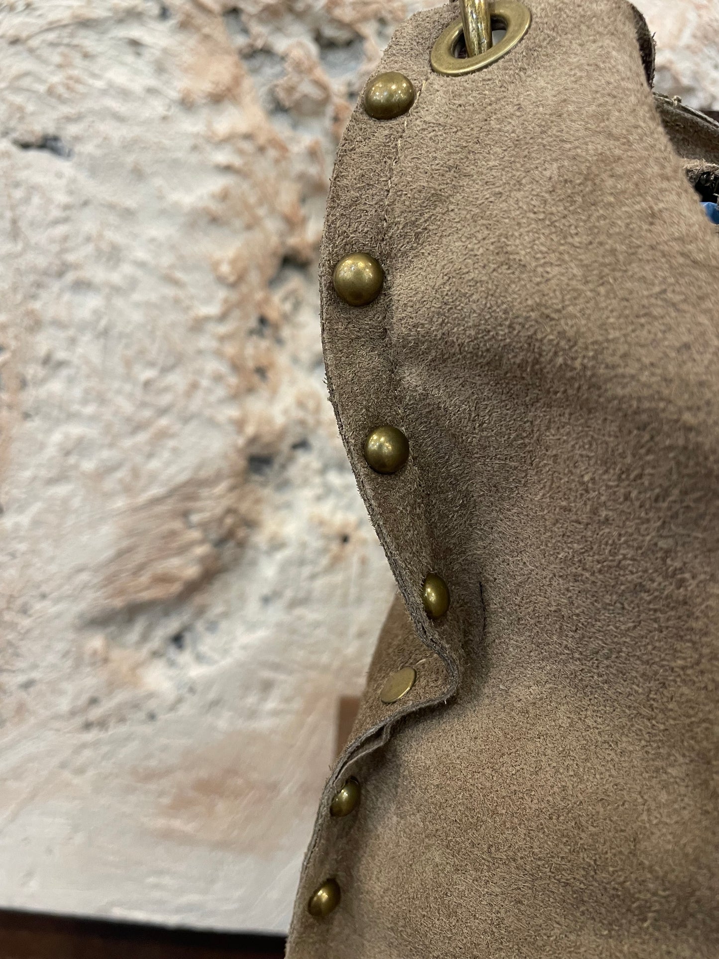 BOLSO PIEL ASA CORTA Y TACHAS TAUPE