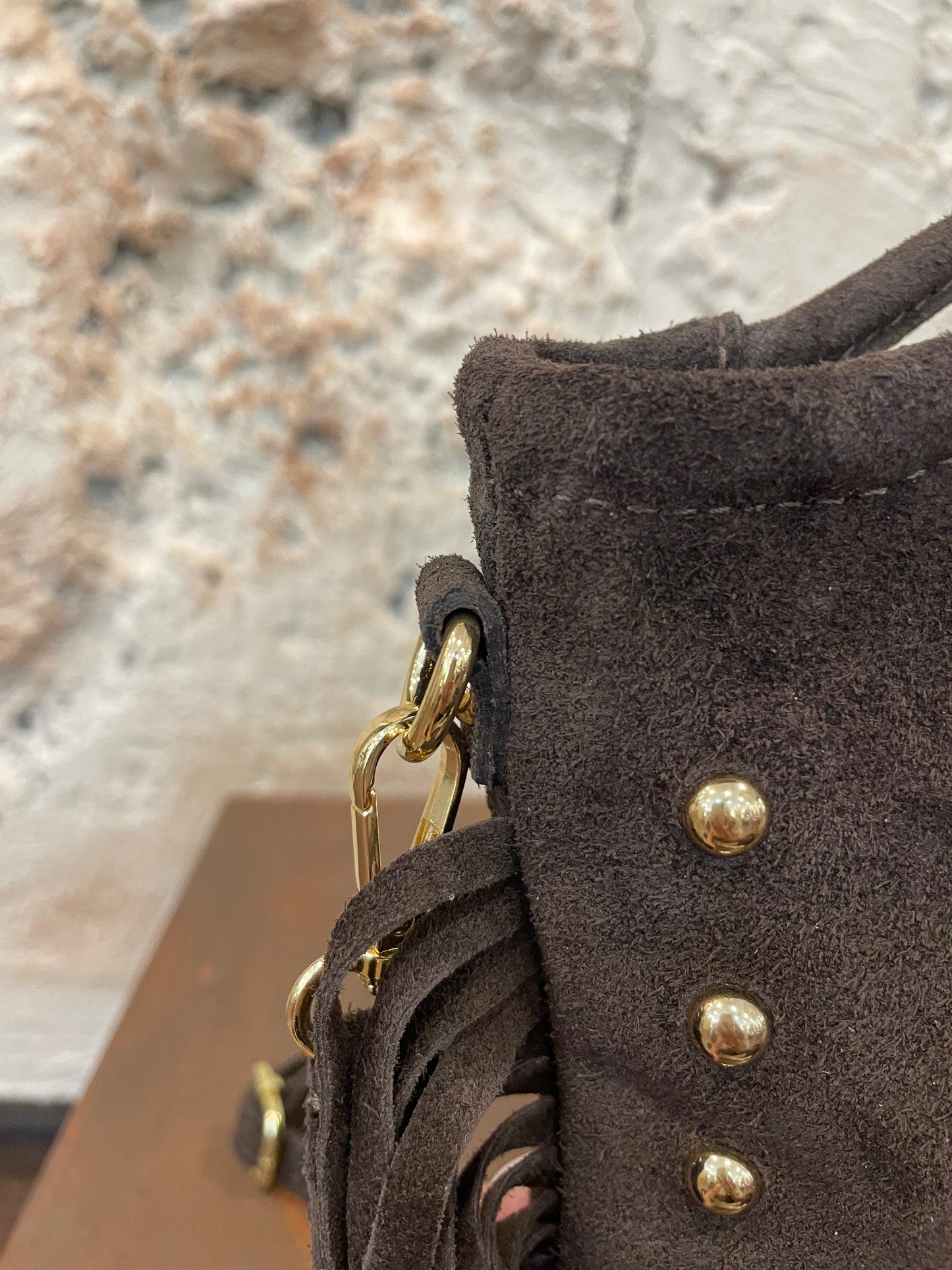 MINI BOLSO PIEL TACHAS Y FLECOS MARRÓN