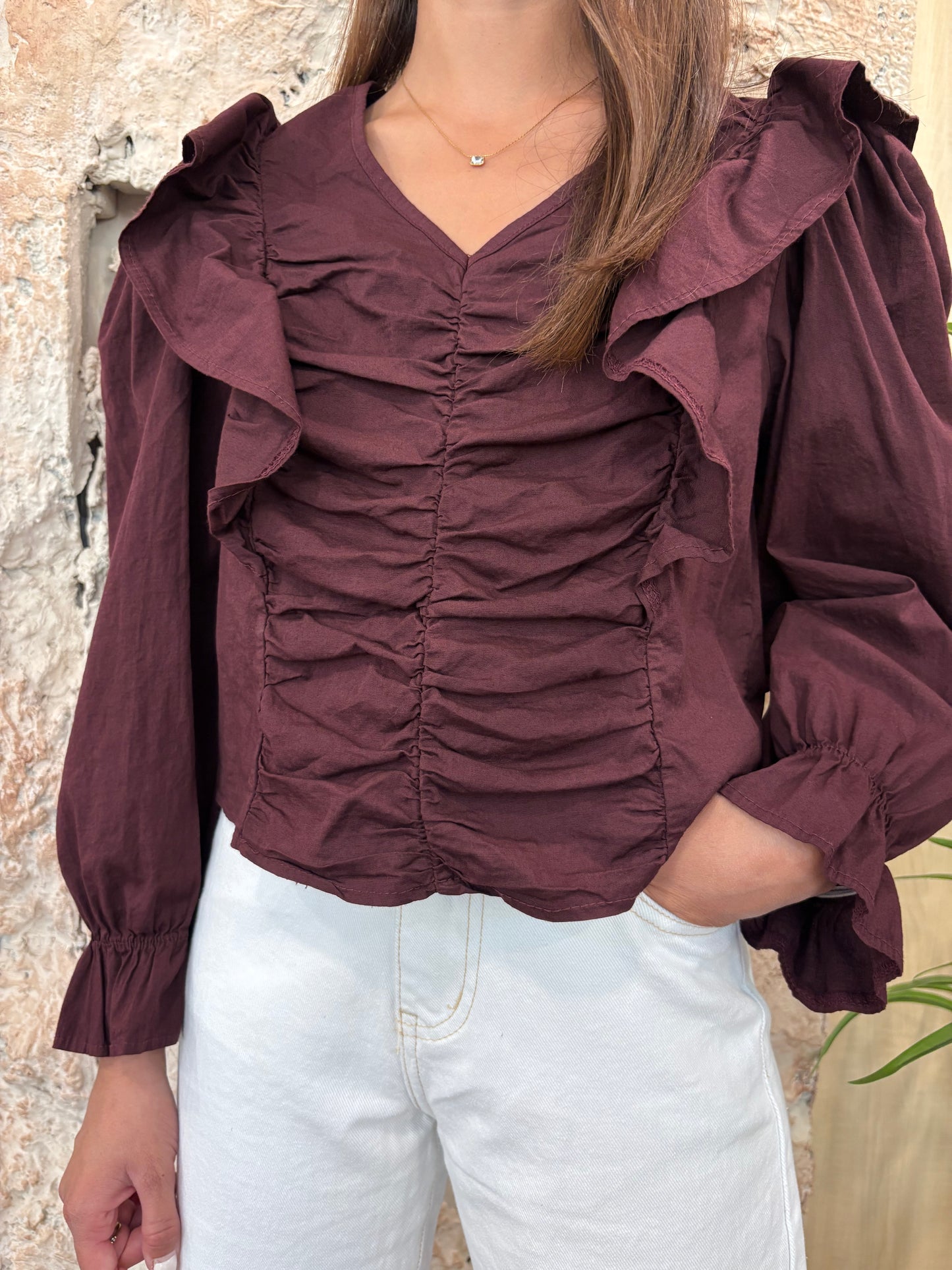BLUSA DRAPEADA VOLANTE BURDEOS