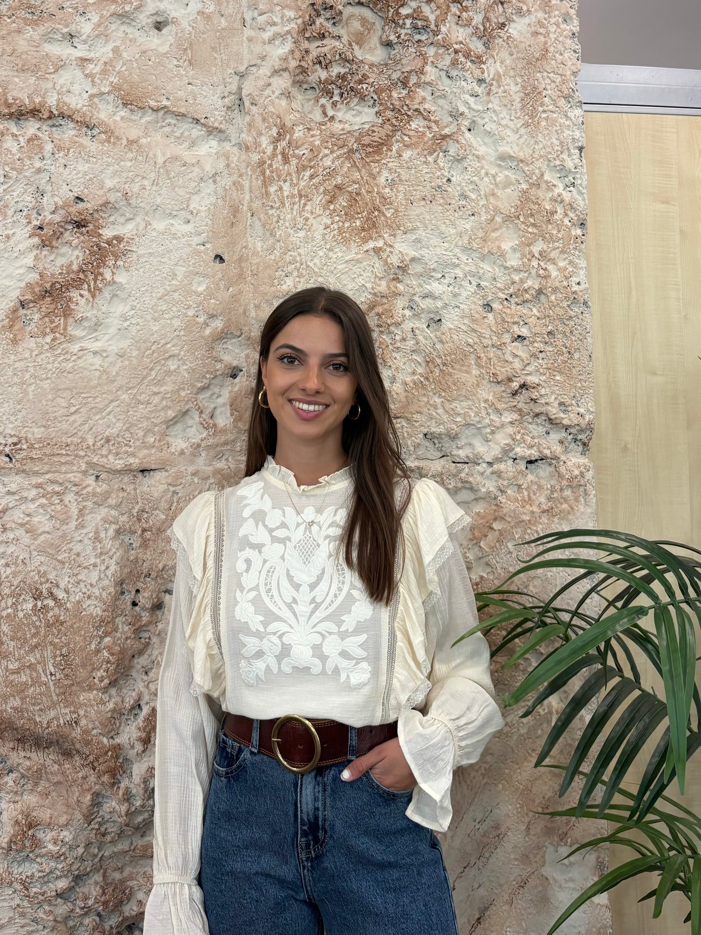 BLUSA BORDADOS Y VOLANTES BEIGE