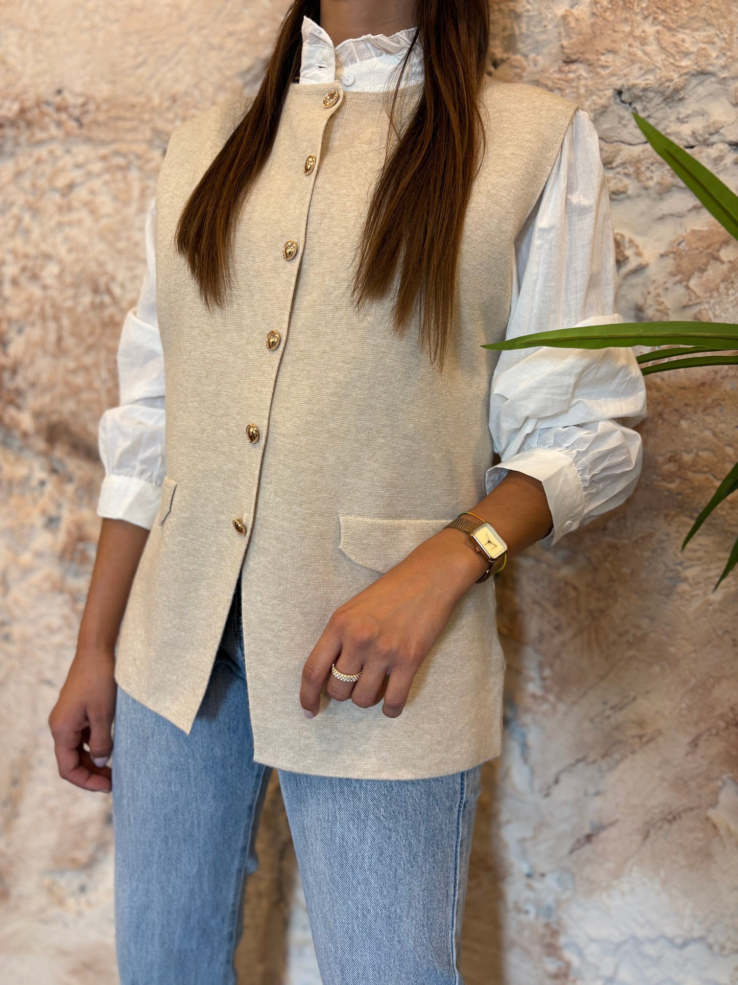 CHALECO PUNTO BOTONES DORADOS BEIGE