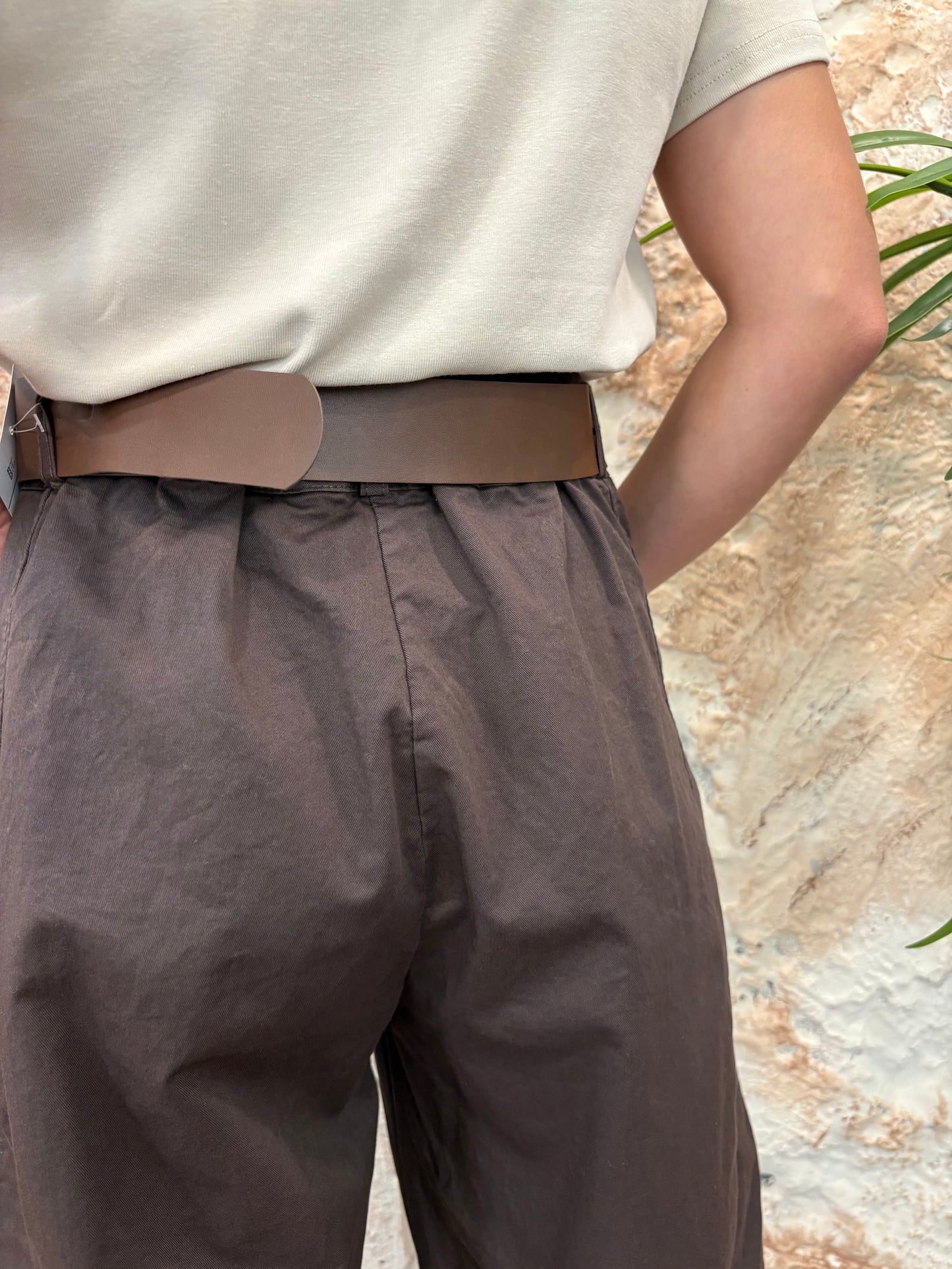 PANTALÓN MOMFIT CON BOLSILLOS MARRÓN