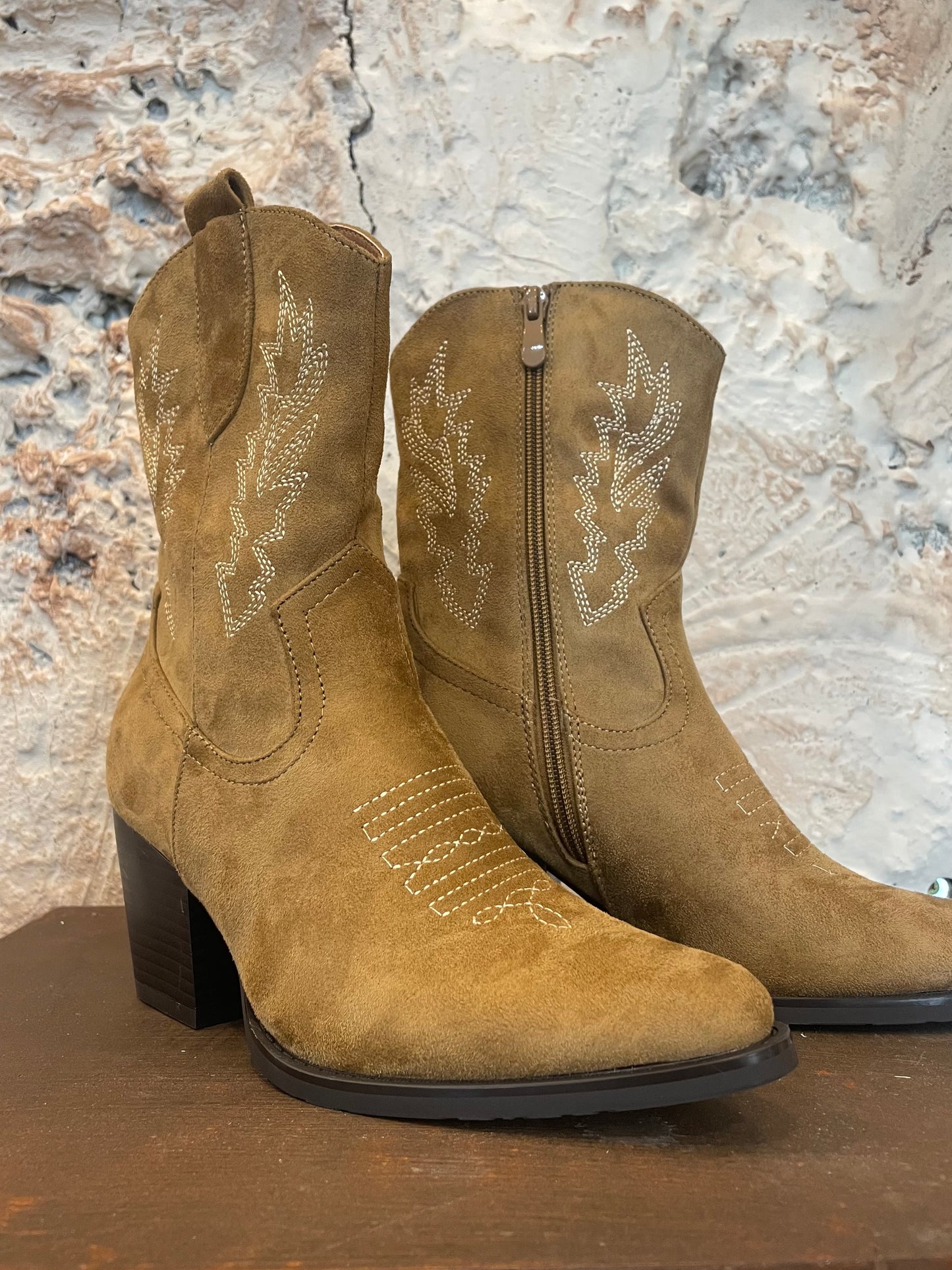 BOTÍN COWBOY SERRAJE CAMEL