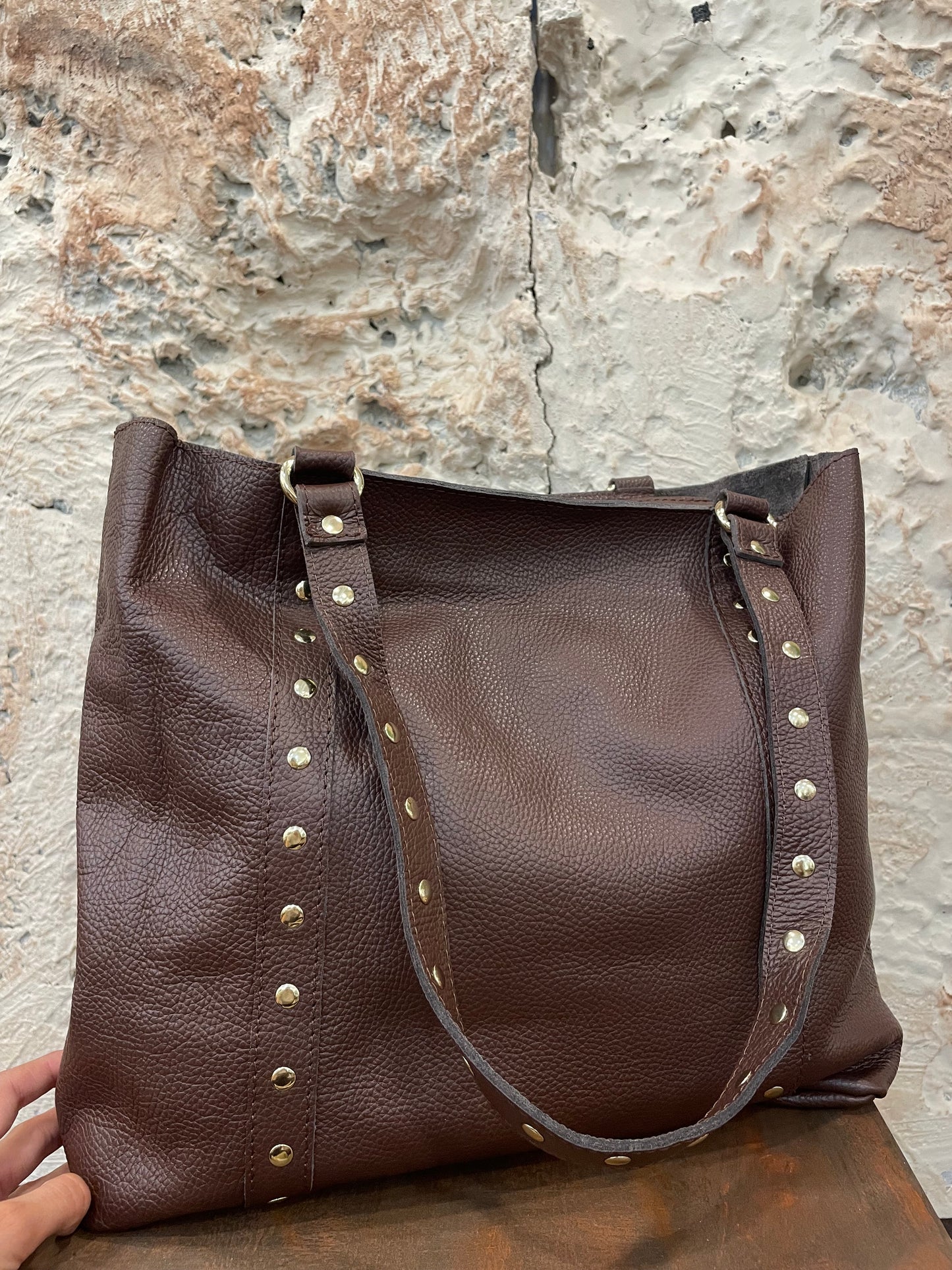 SHOPPER PIEL MARRÓN CON TACHAS