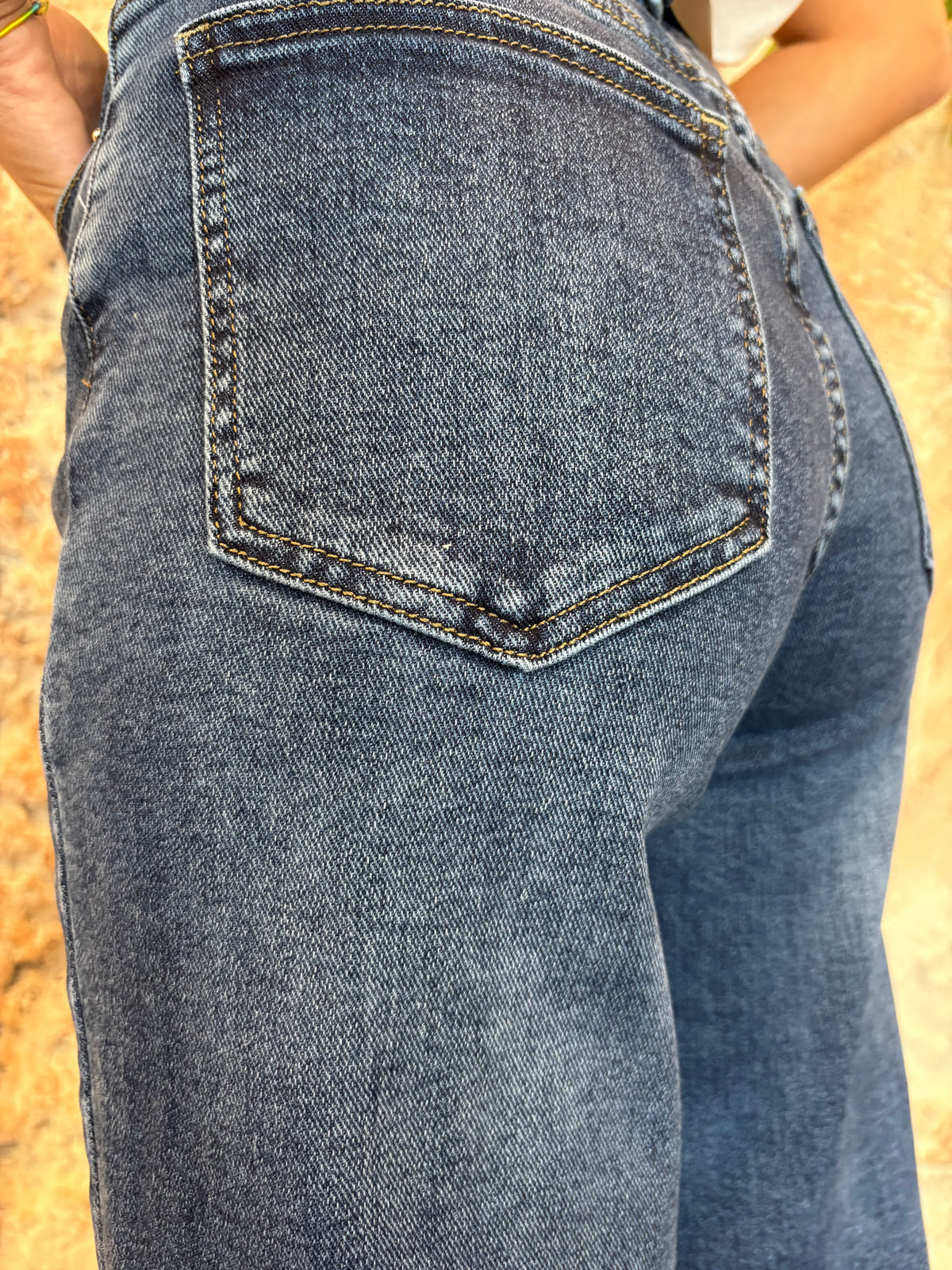 JEANS WID LEG OSCURO BAJO COSTURA