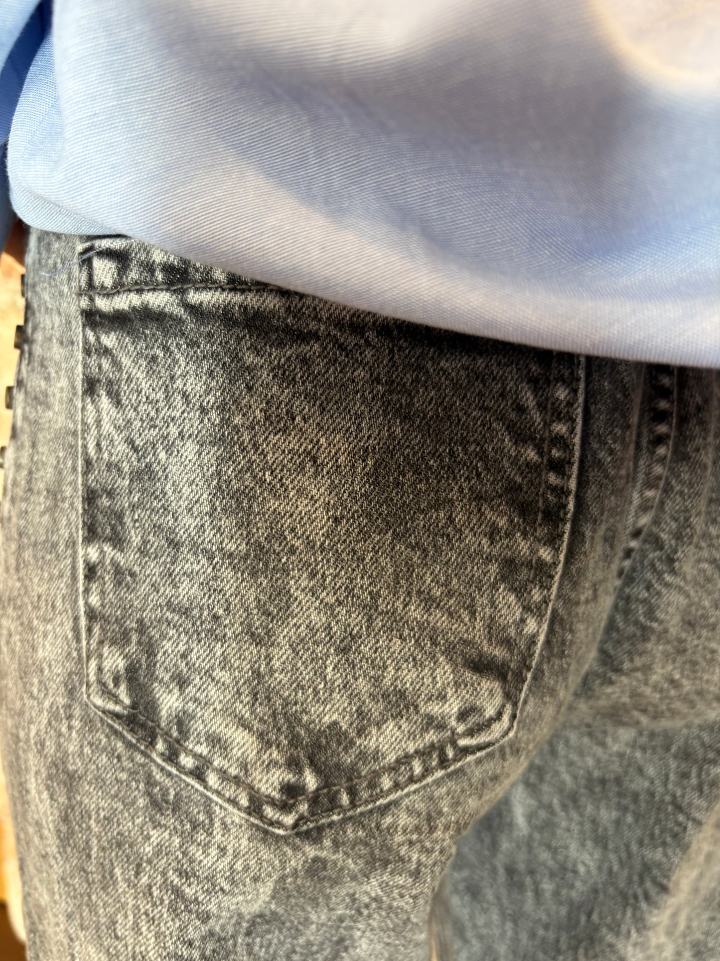 JEANS RECTO TACHAS GRIS