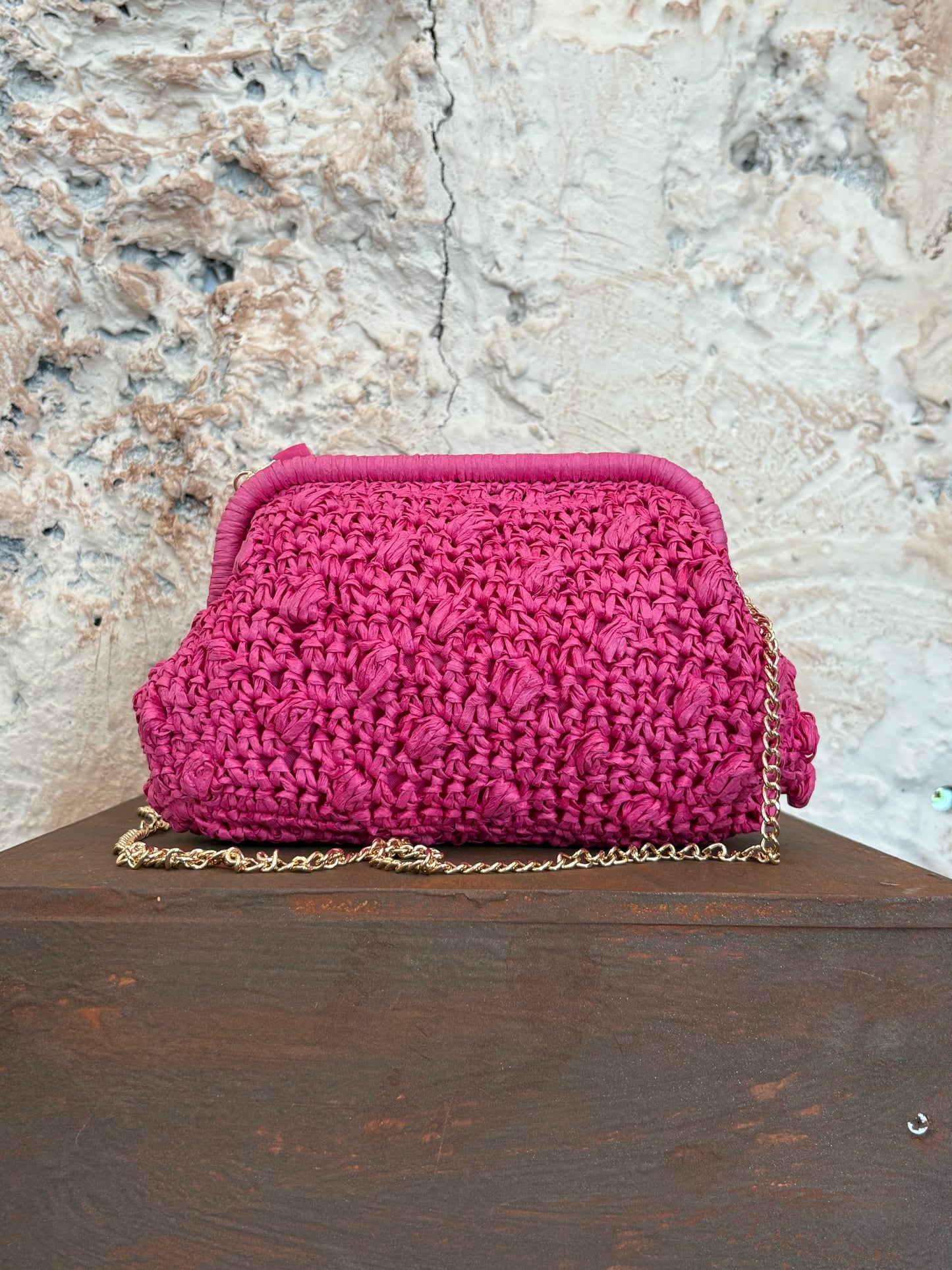 BOLSO DE MANO RAFIA FUCSIA