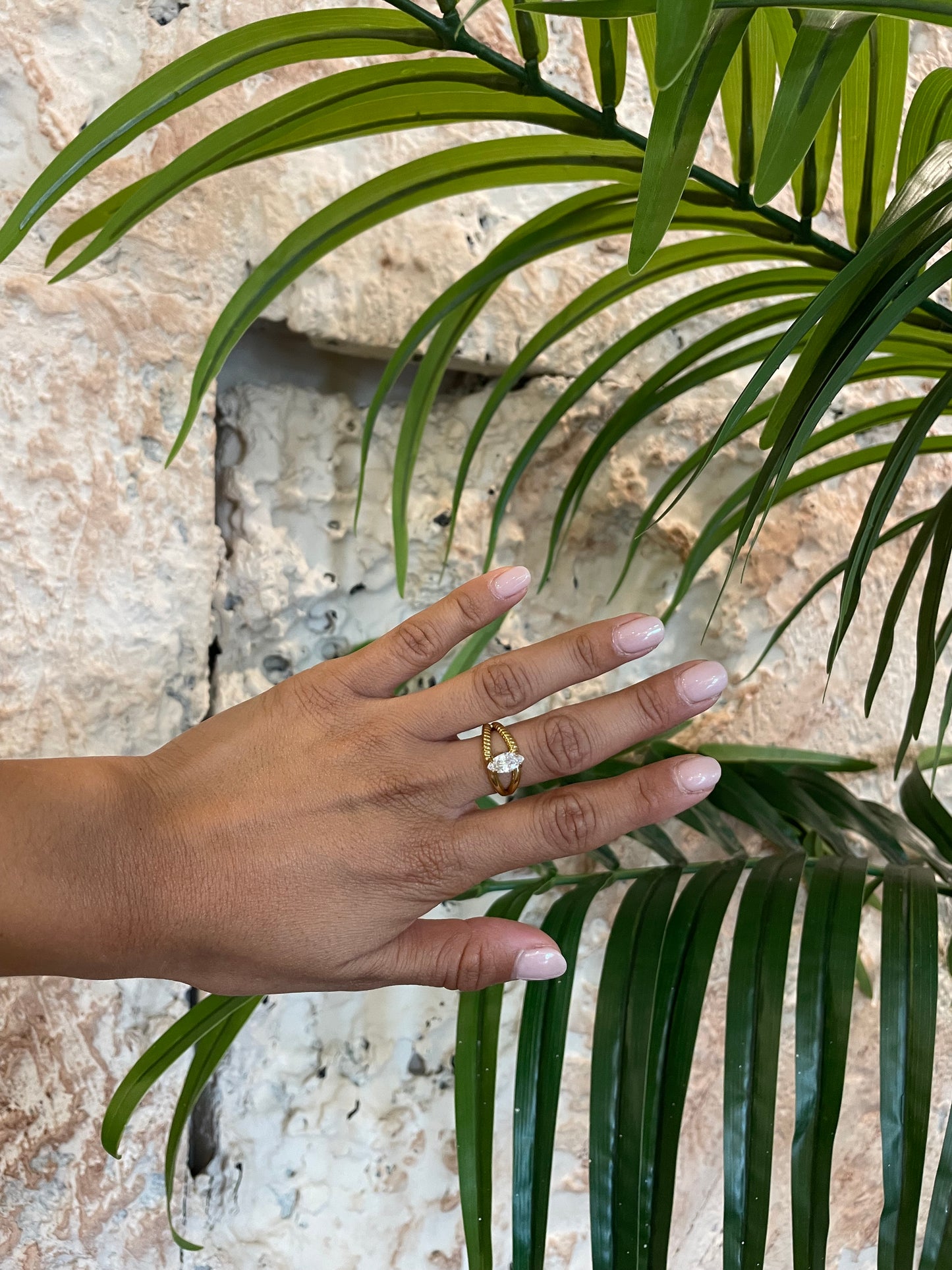 ANILLO RELIEVE DETALLE BRILLANTE