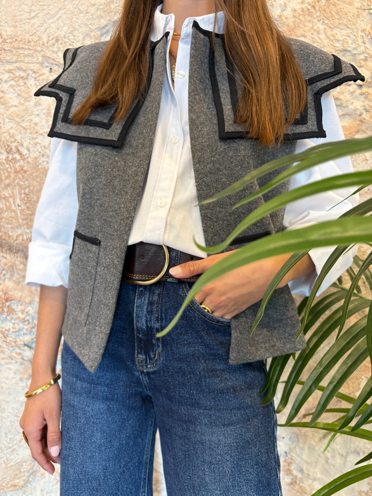 CHALECO PAÑO DETALLES GRIS-NEGRO