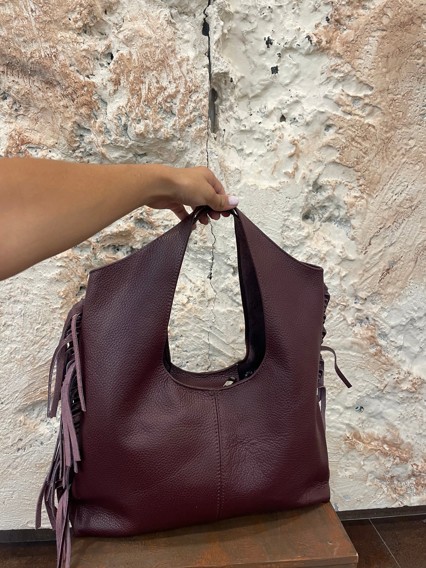 BOLSO DE PIEL BURDEOS CON FLECOS