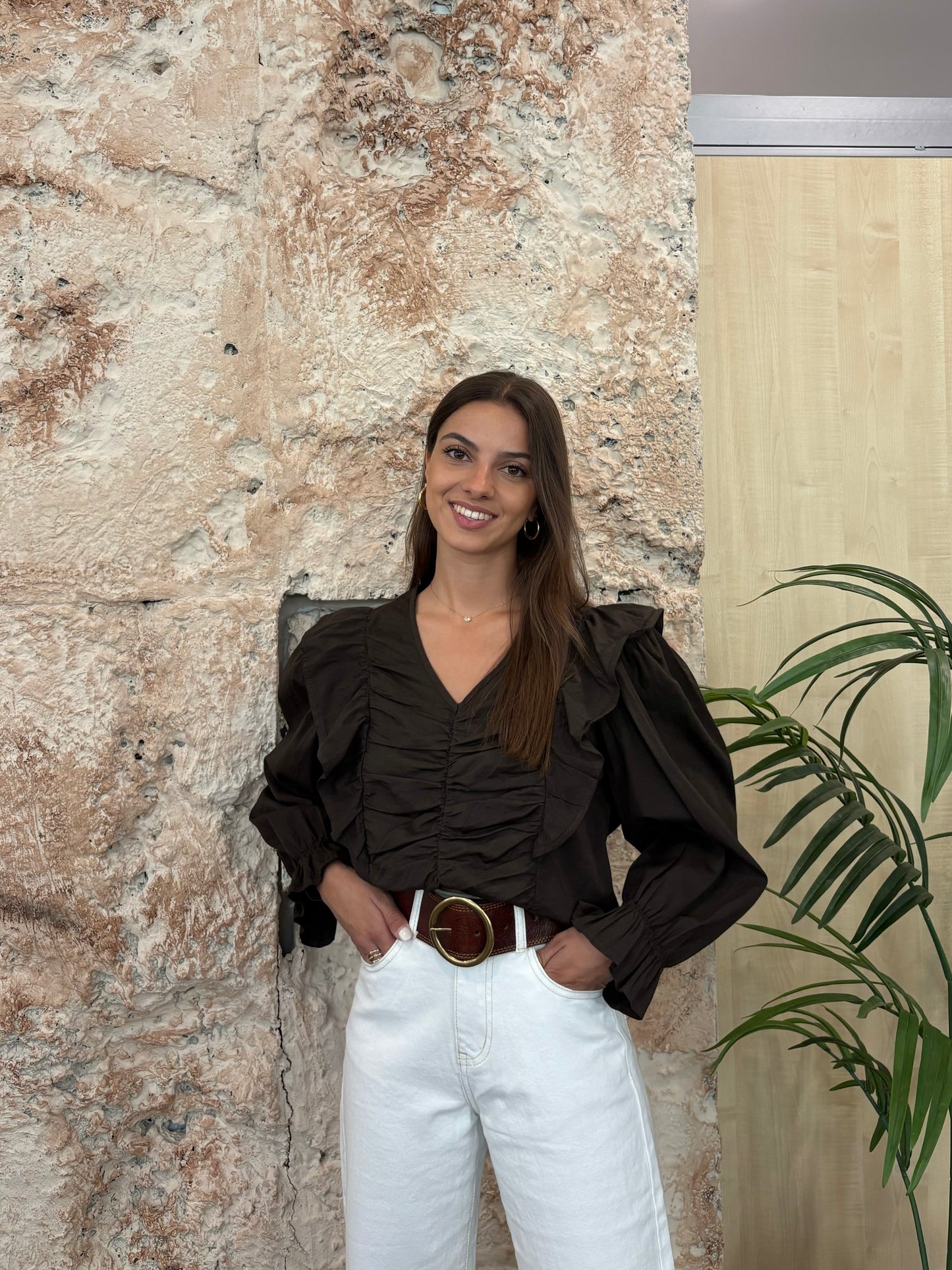 BLUSA DRAPEADA VOLANTE MARRÓN