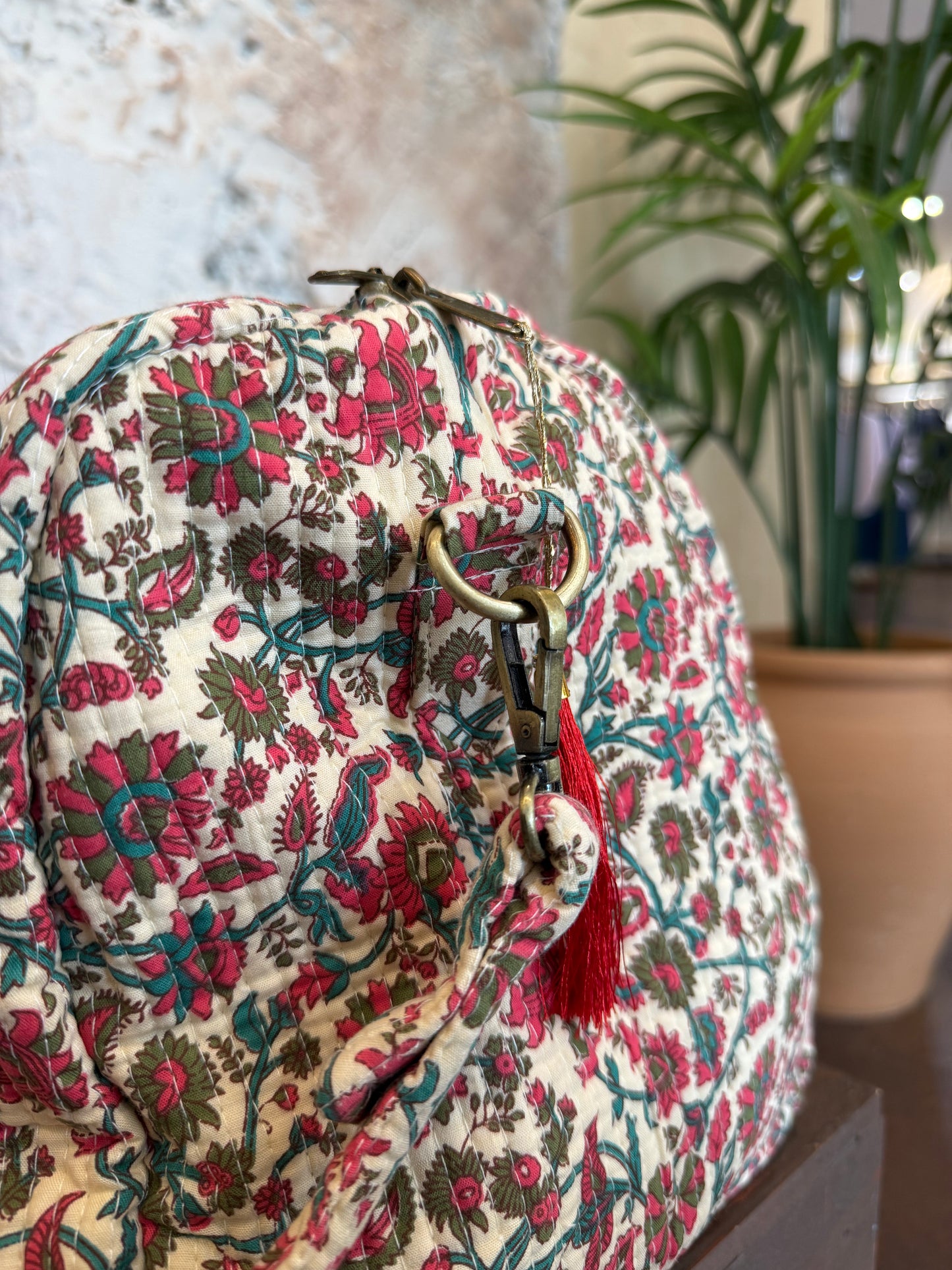 BOLSO VIAJE BEIGE CON FLORES ROSAS