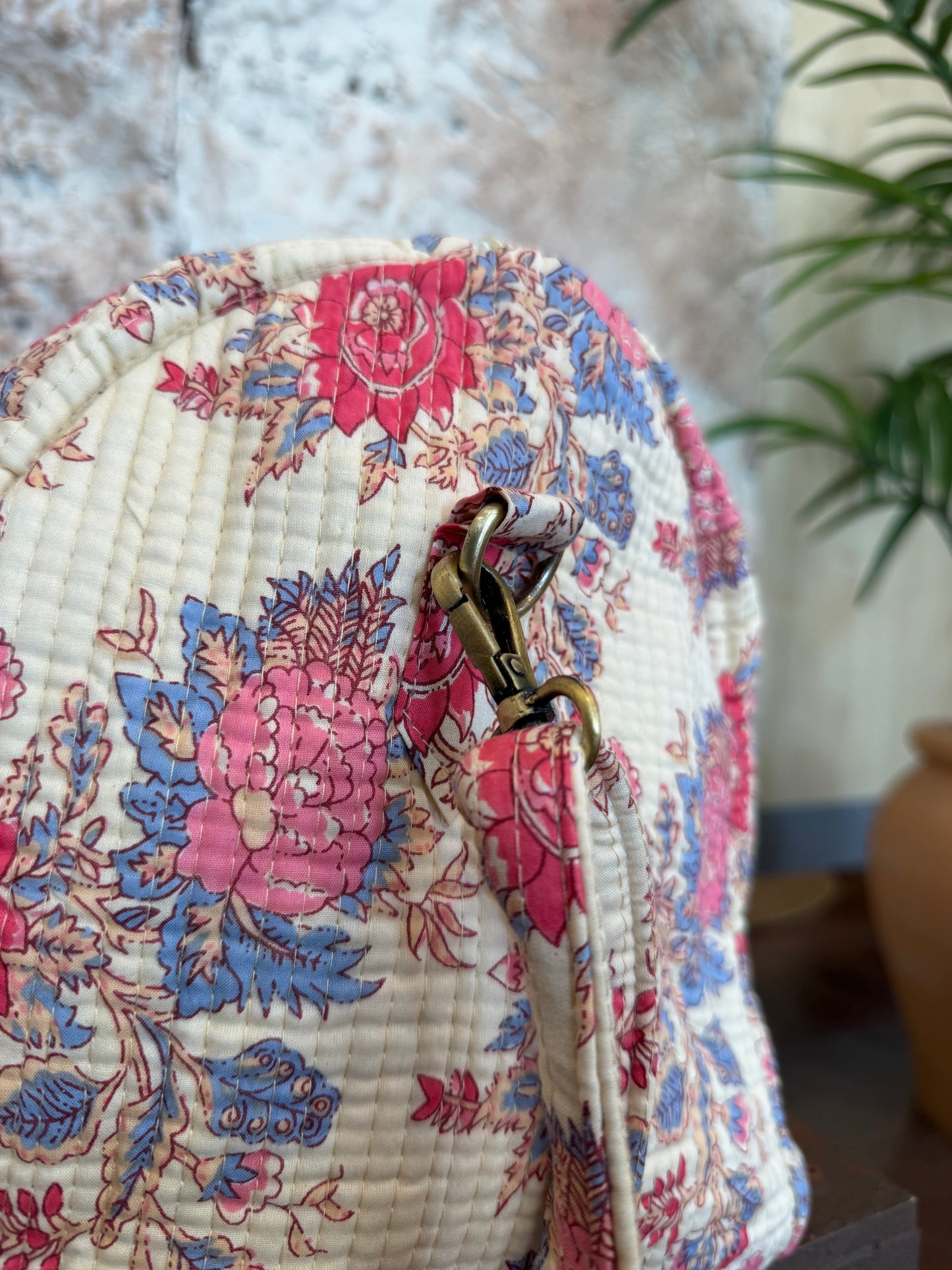 BOLSO VIAJE CRUDO CON FLORES ROSAS