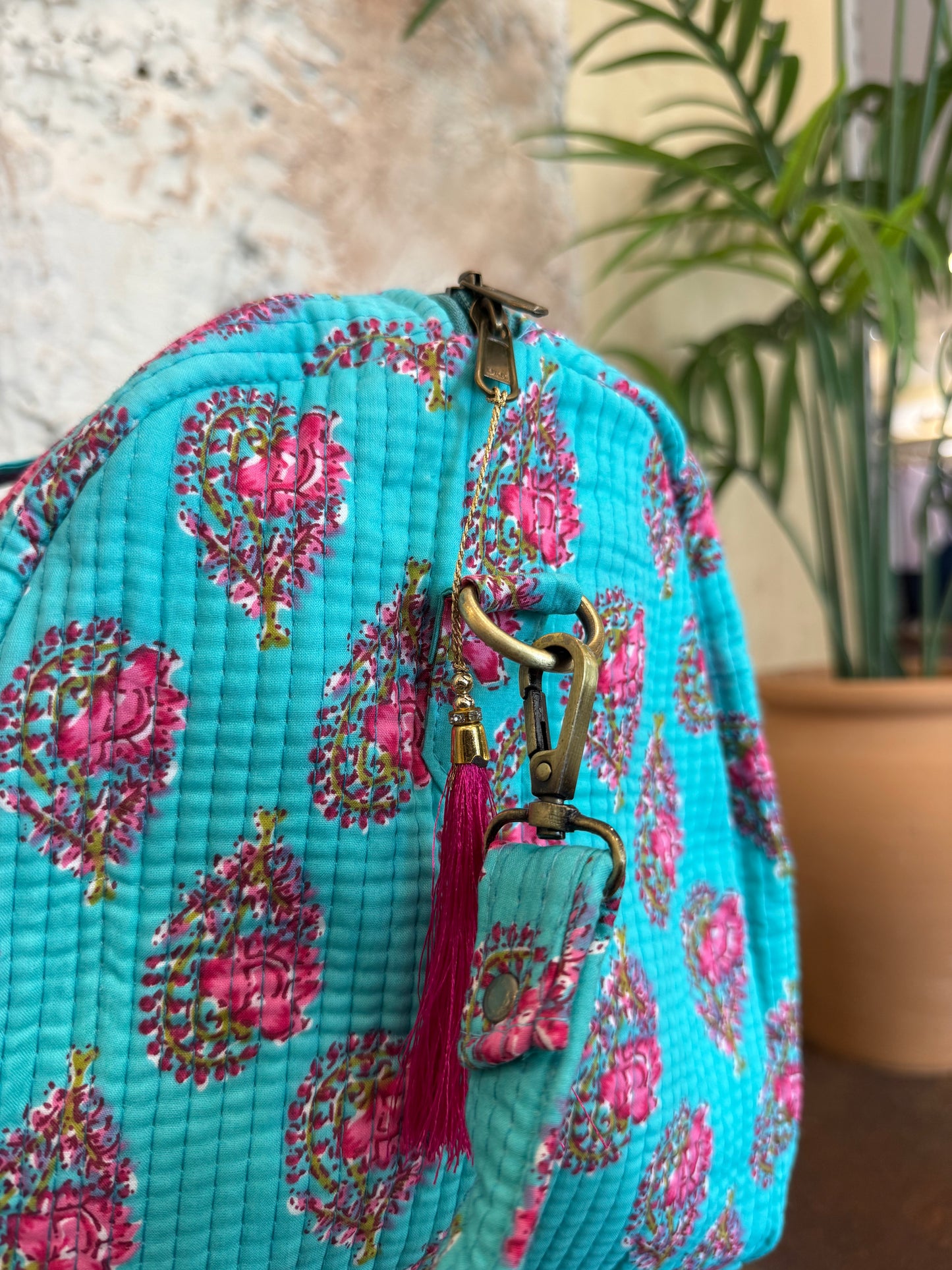 BOLSO VIAJE TURQUESA CON FLORES ROSAS
