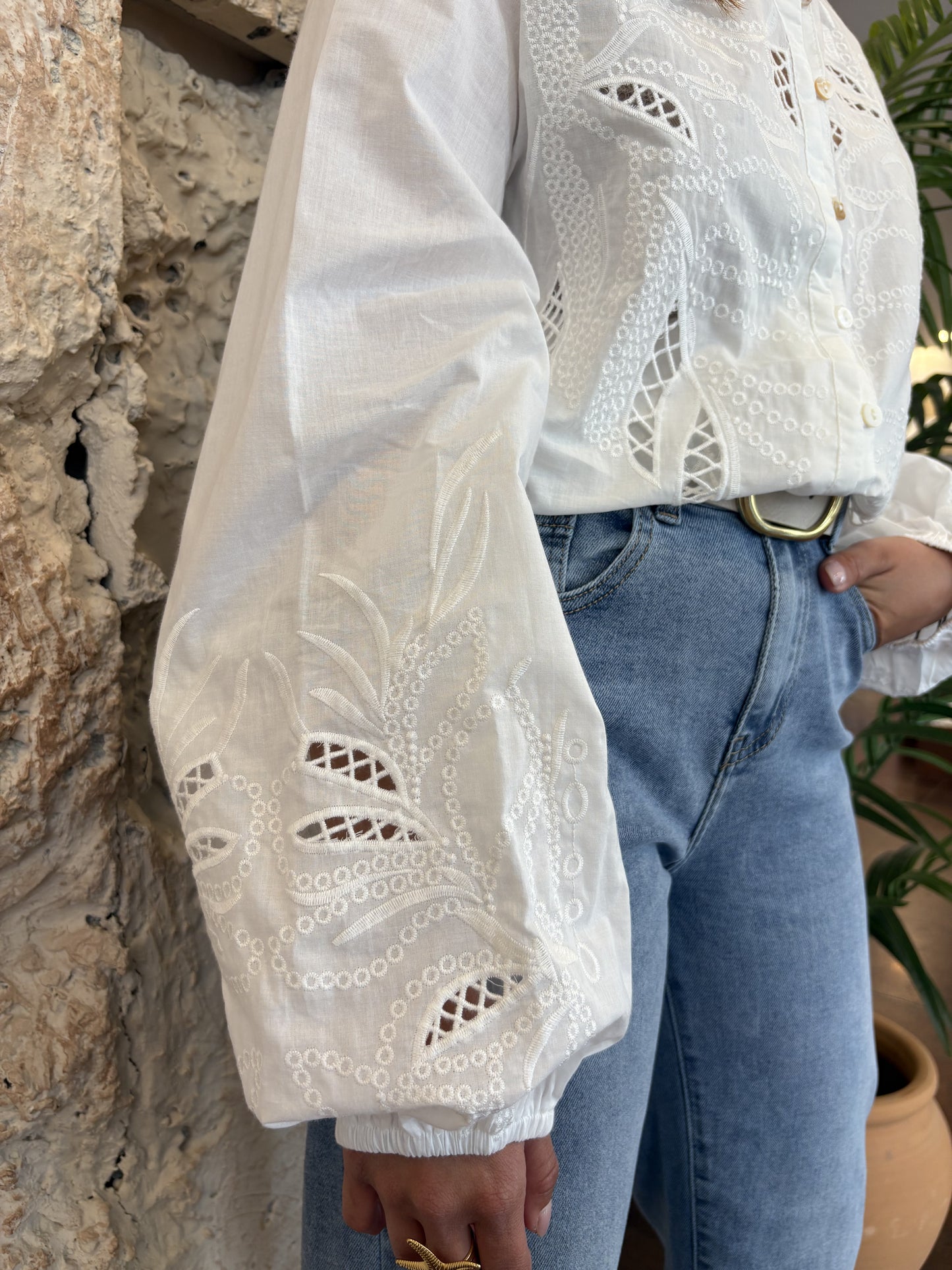 CAMISA BLANCA FLORAL CON BORDADOS