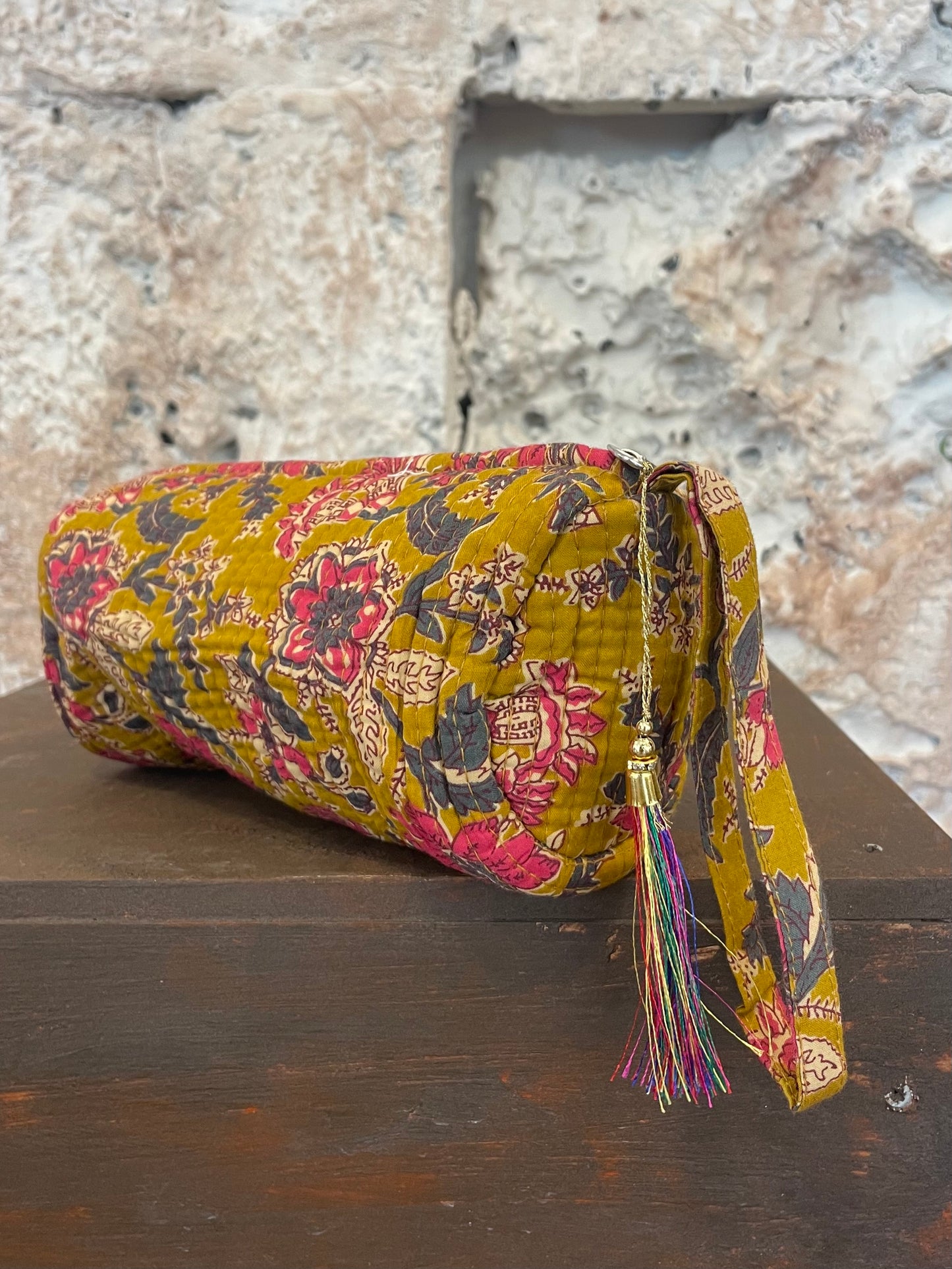 ESTUCHE ESTAMPADO MOSTAZA