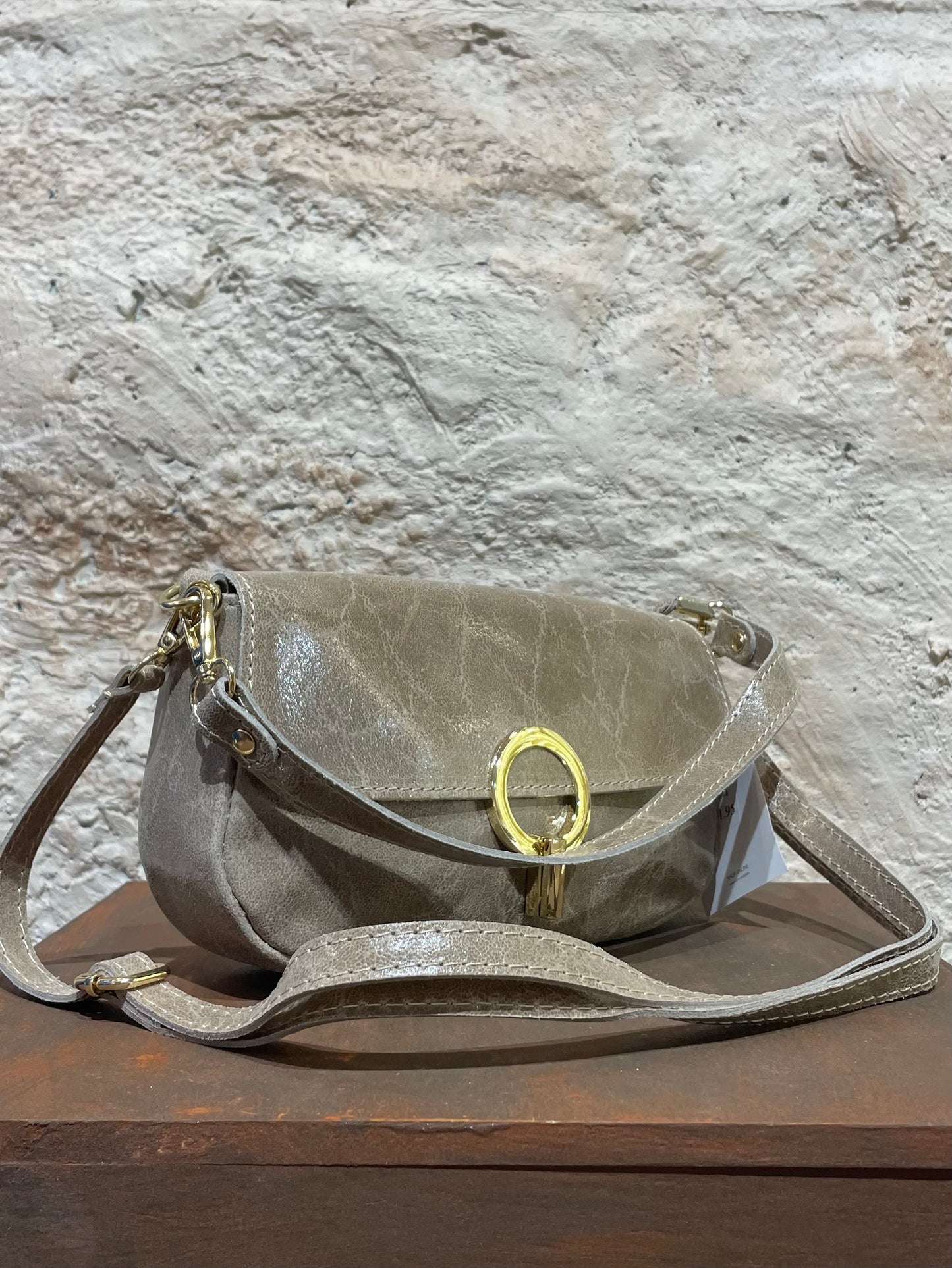 BANDOLERA PIEL BEIGE CIERRE ORO