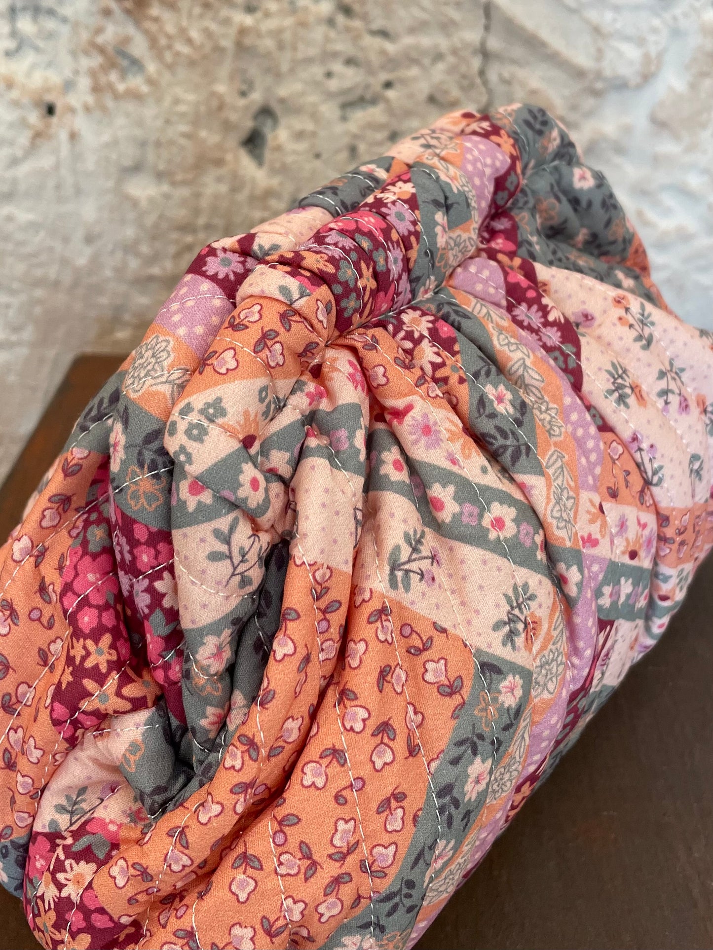 CLUTCH ACOLCHADO ESTAMPADO ROSA