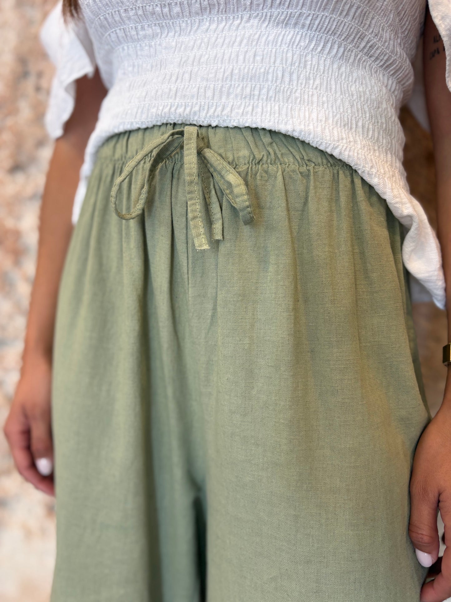 PANTALÓN LINO VERDE DETALLE CALADO