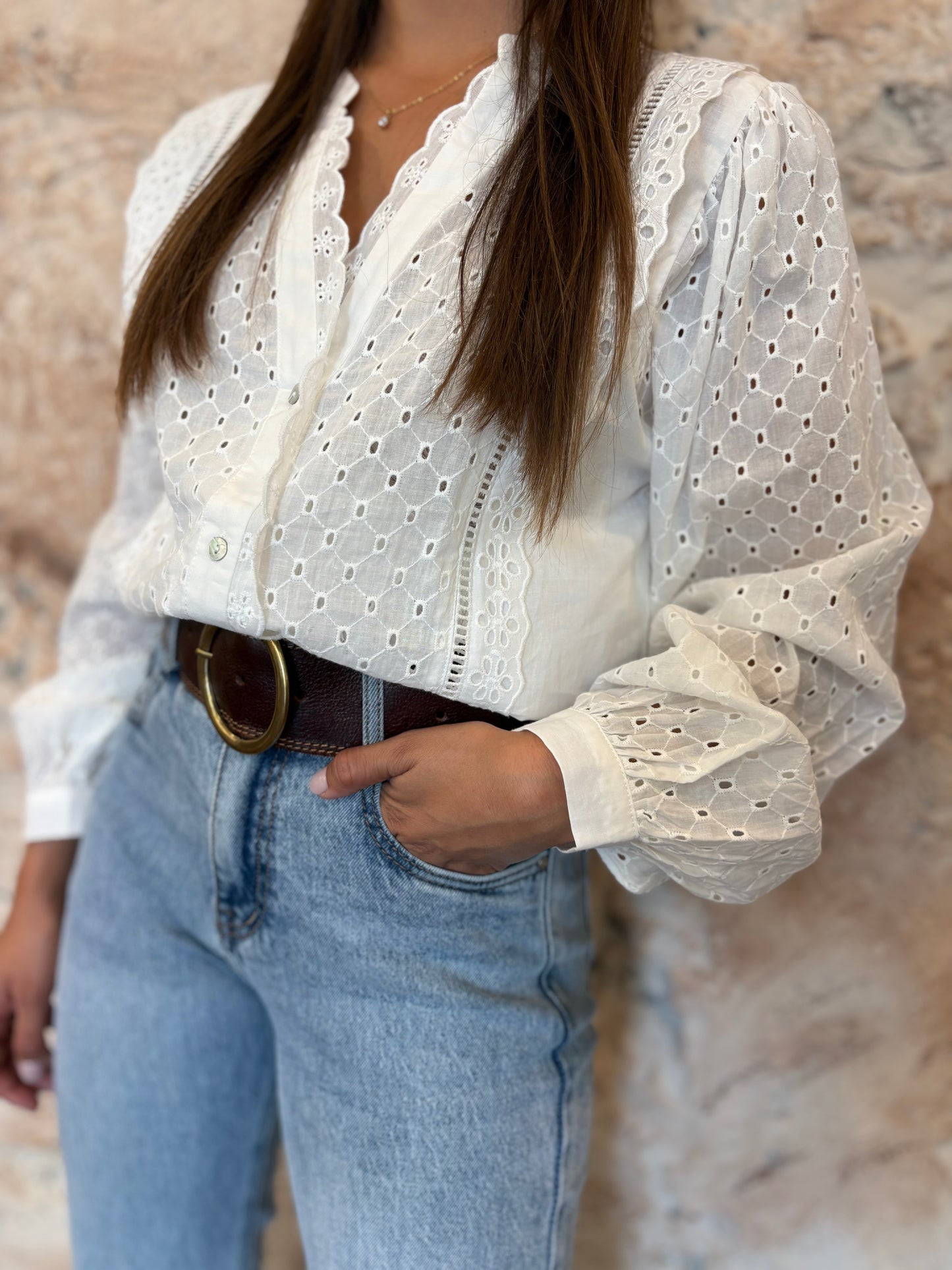 CAMISA ENCAJE CALADO Y DETALLE PUNTILLA FLORAL BLANCA