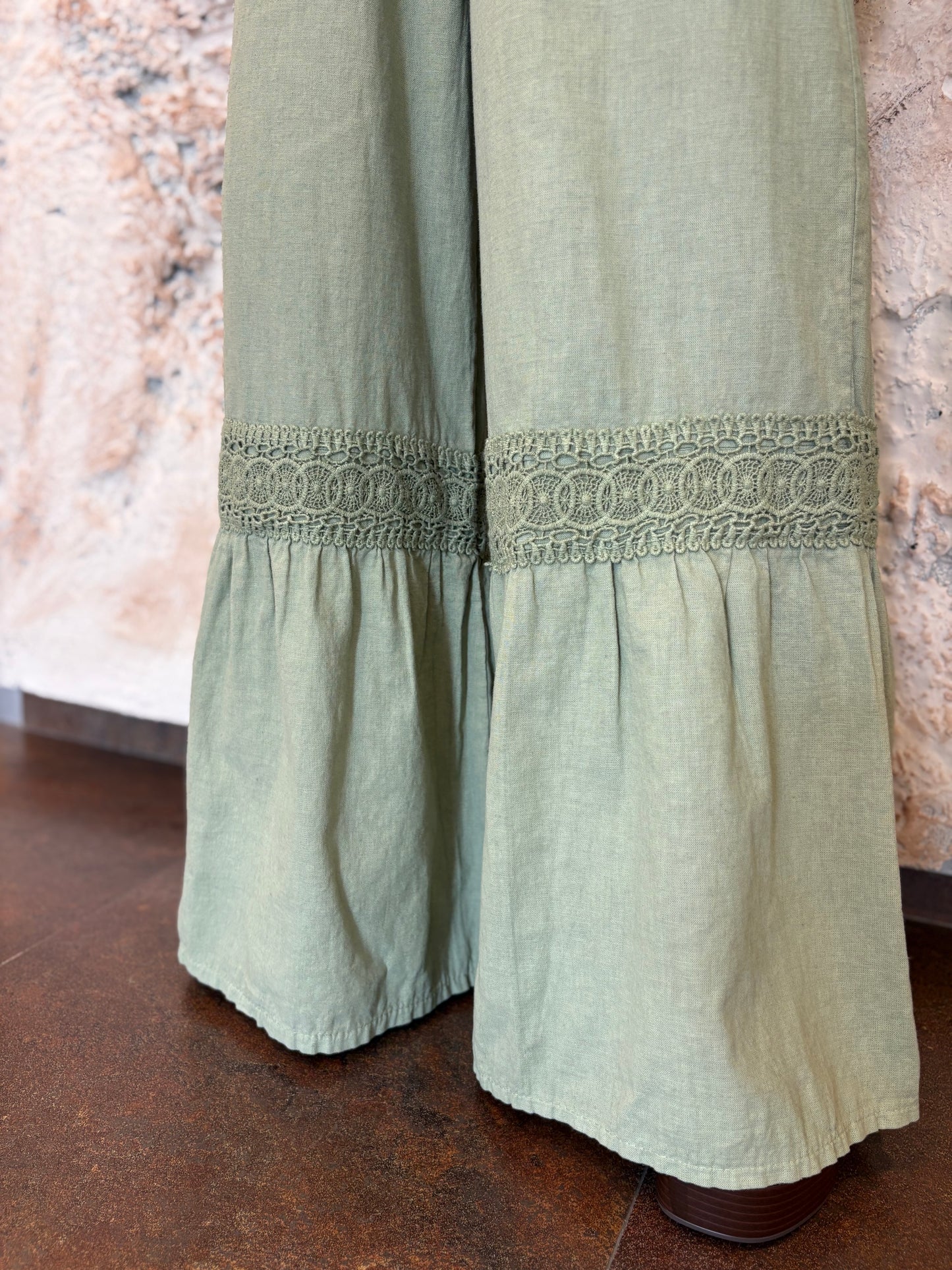PANTALÓN LINO VERDE DETALLE CALADO