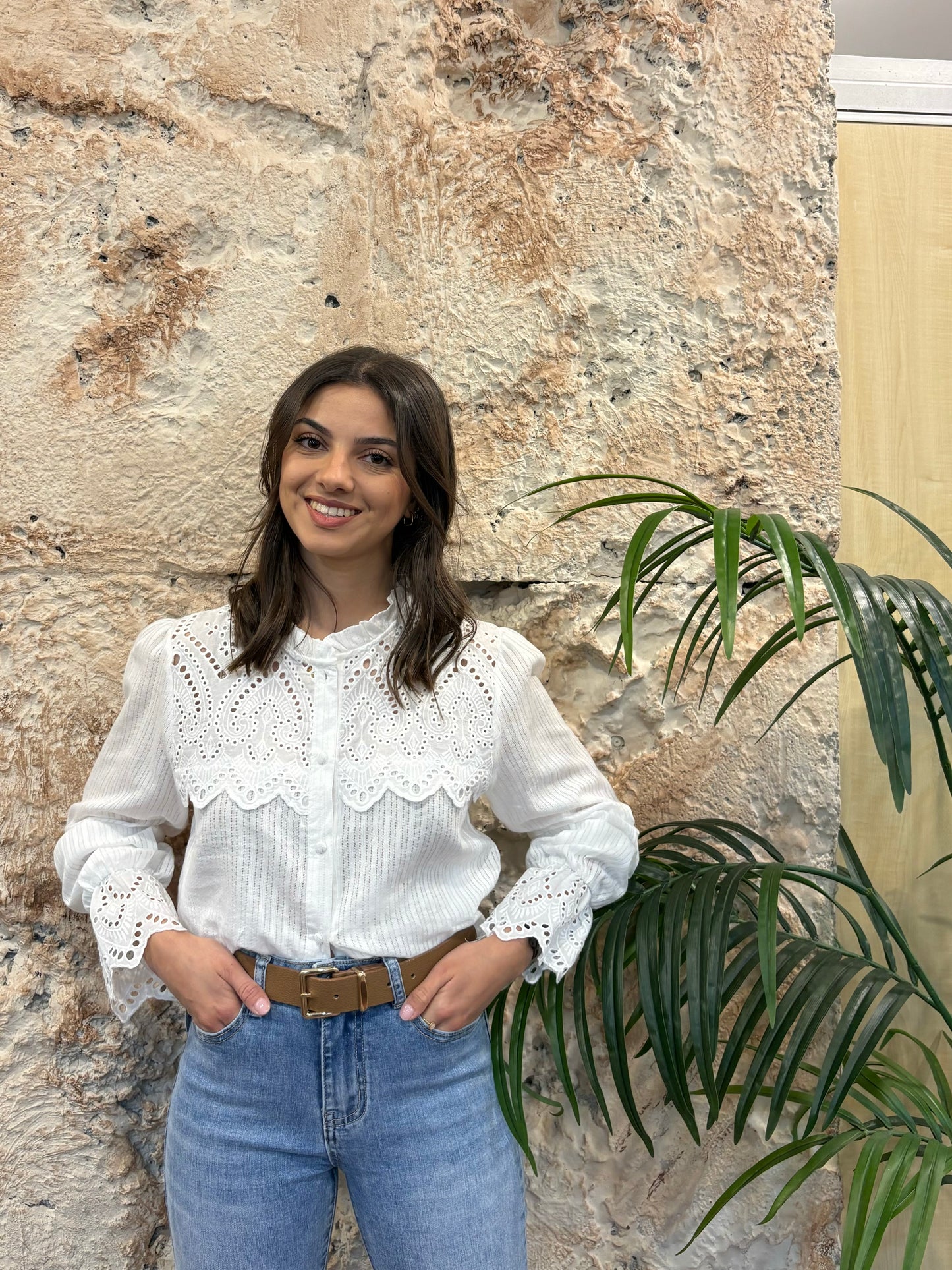 CAMISA ABOTONADA PECHERA BORDADA