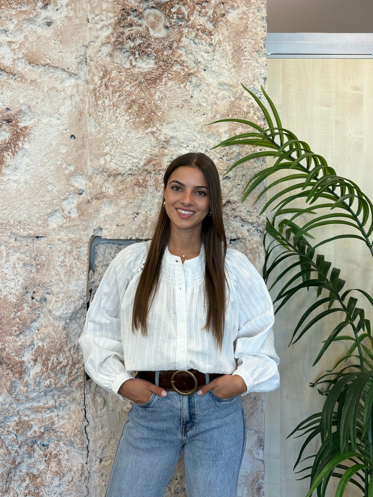 CAMISA BORDADA CUELLO PANEL DE ABEJA DETALLE ENCAJE BLANCA