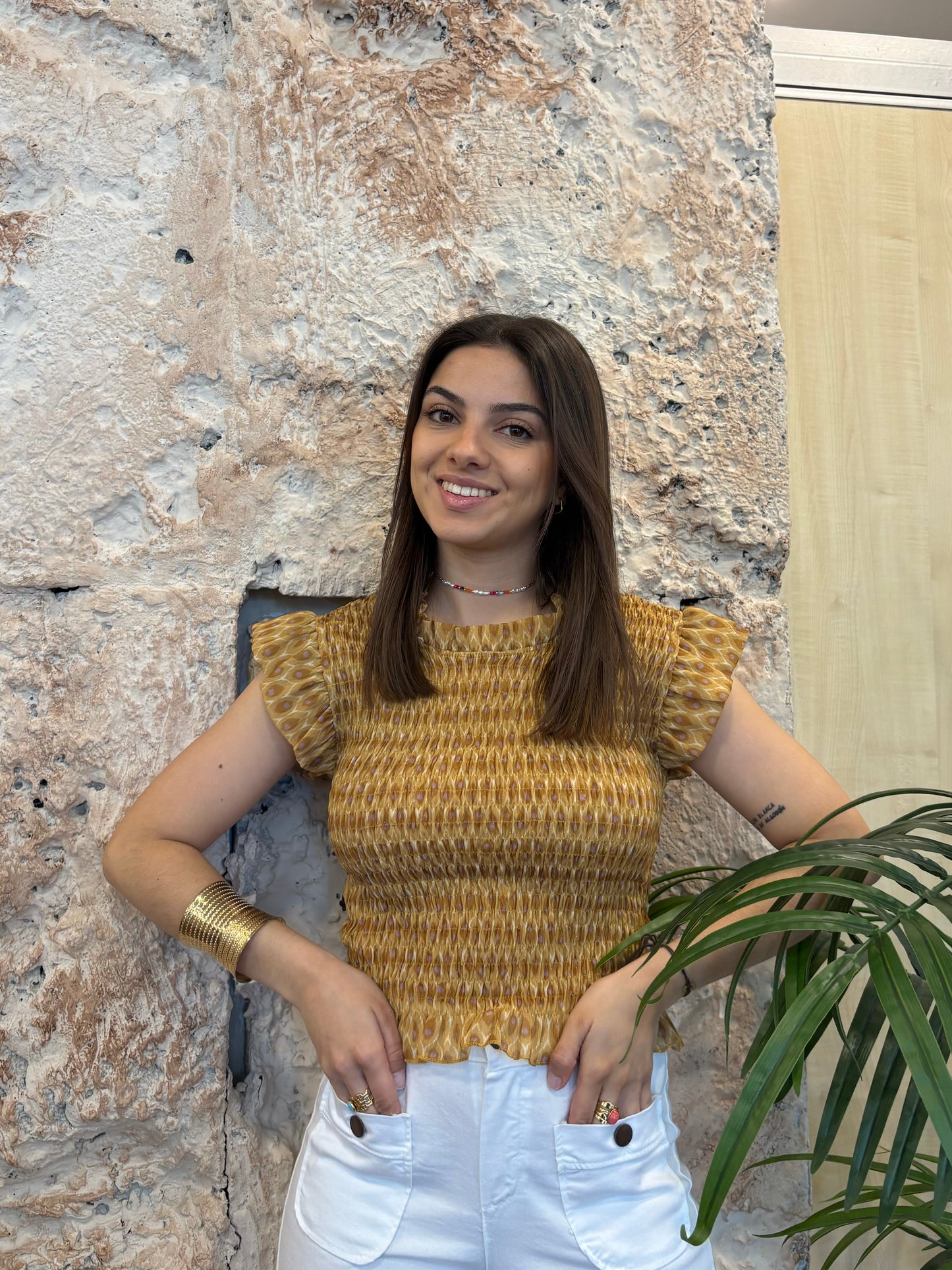 BLUSA PANEL ABEJA ESTAMPADA MOSTAZA