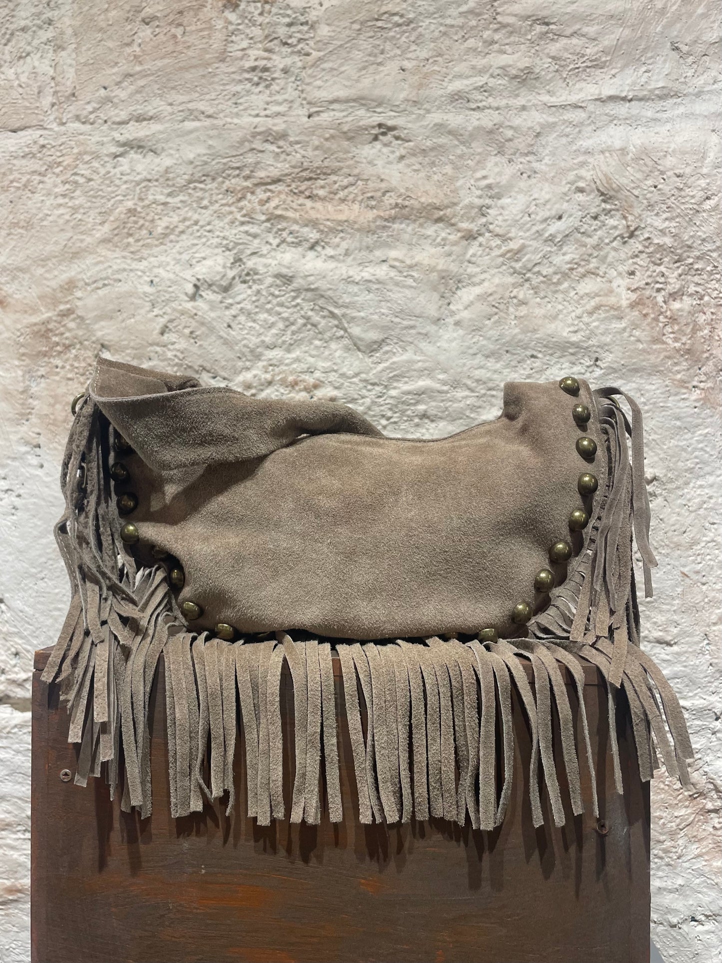 BOLSO PIEL FLECOS DETALLE TACHAS TAUPE