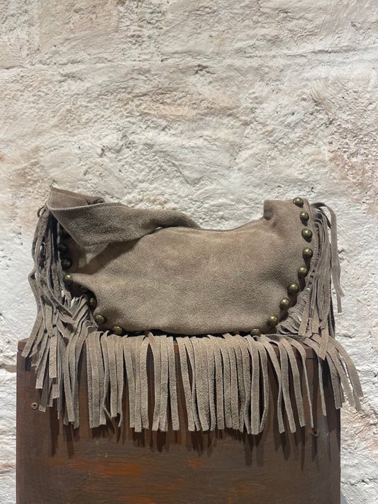 BOLSO PIEL FLECOS DETALLE TACHAS TAUPE