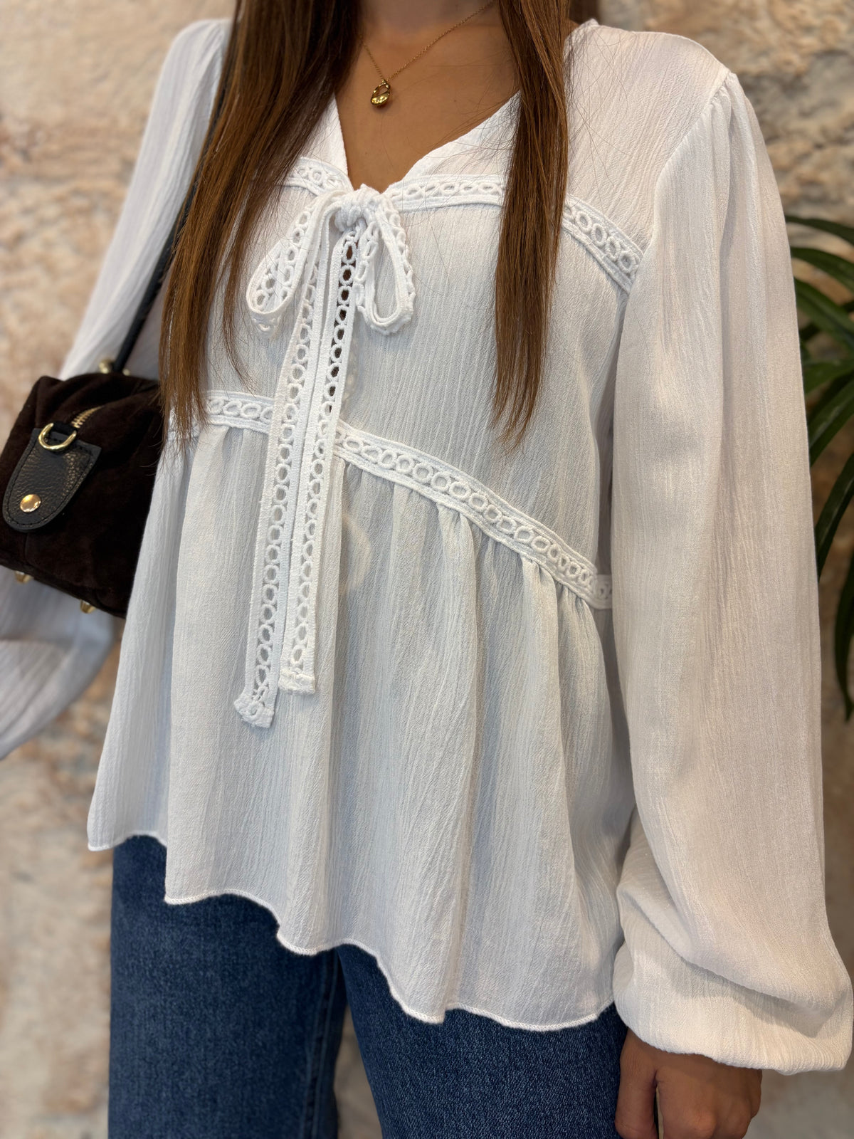 BLUSA LAZADA GLITTER BLANCA DETALLE PUNTILLA