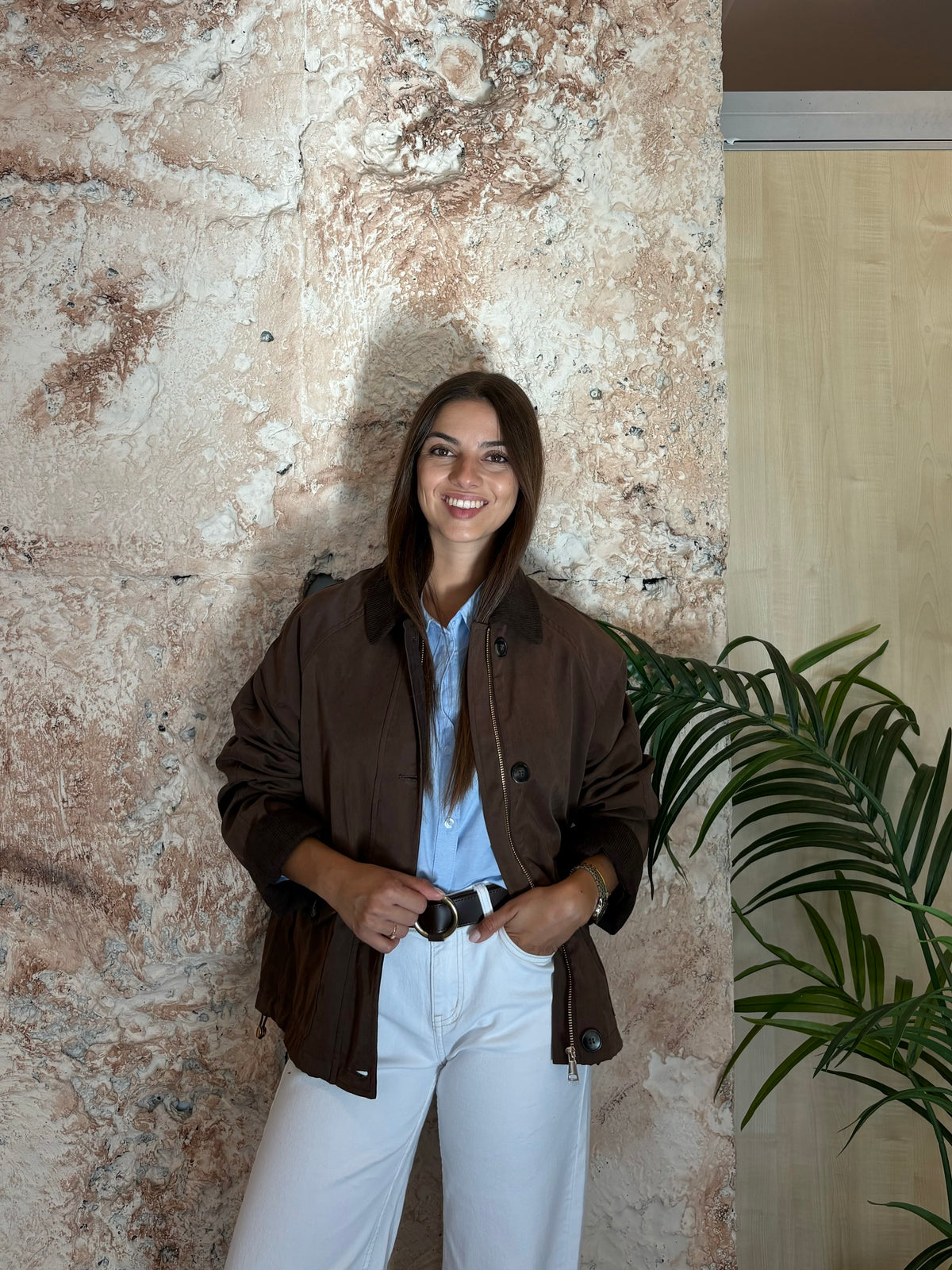 CHAQUETA TRENCH CORTA MARRÓN CUELLO PANA MARRÓN