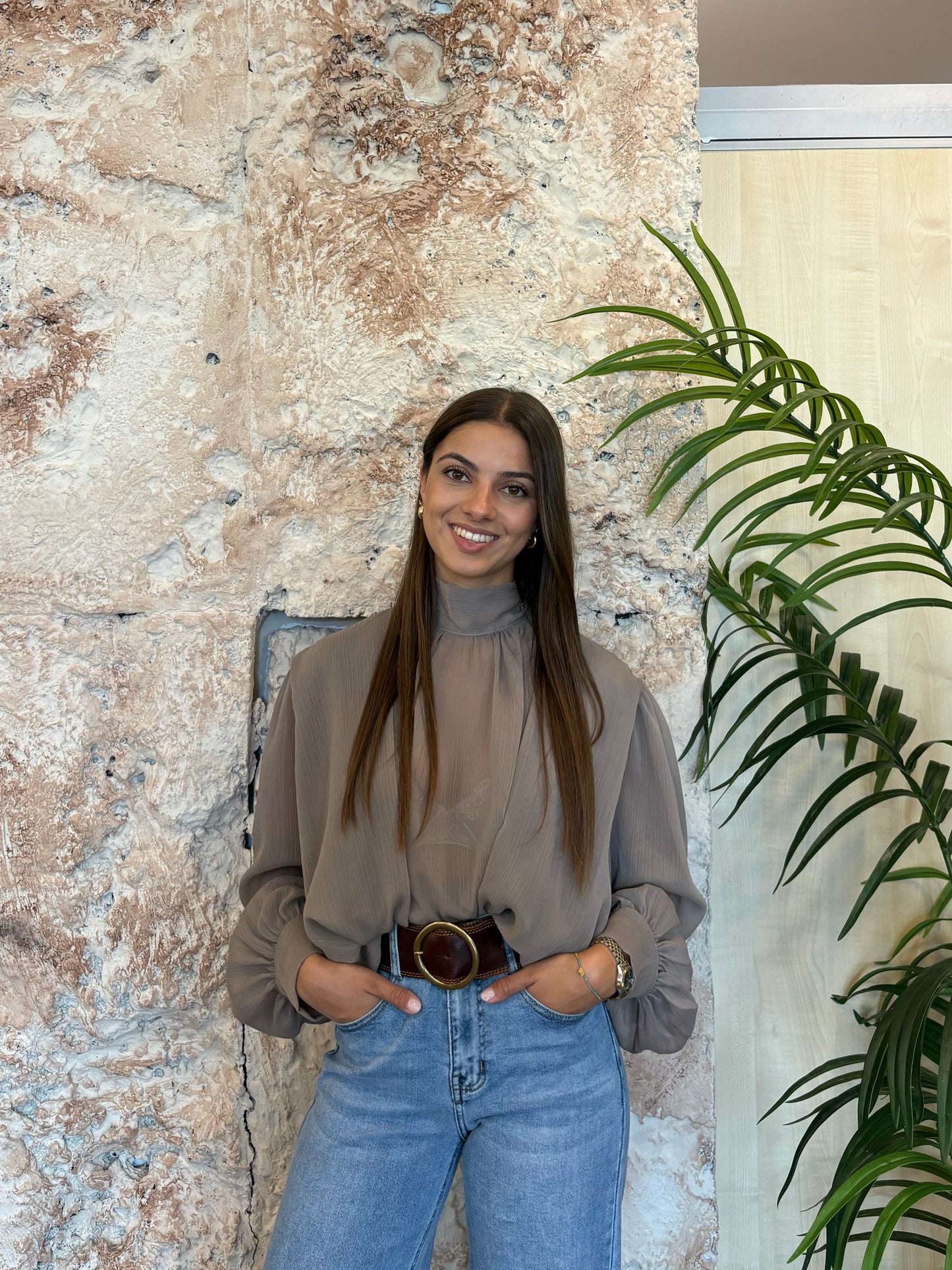 BLUSA PLISADA BAJO EFECTO GLOBO TAUPE