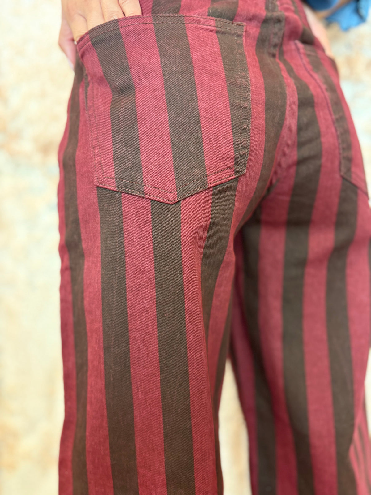 JEANS MOM FIT RAYAS MARRÓN- FRAMBUESA