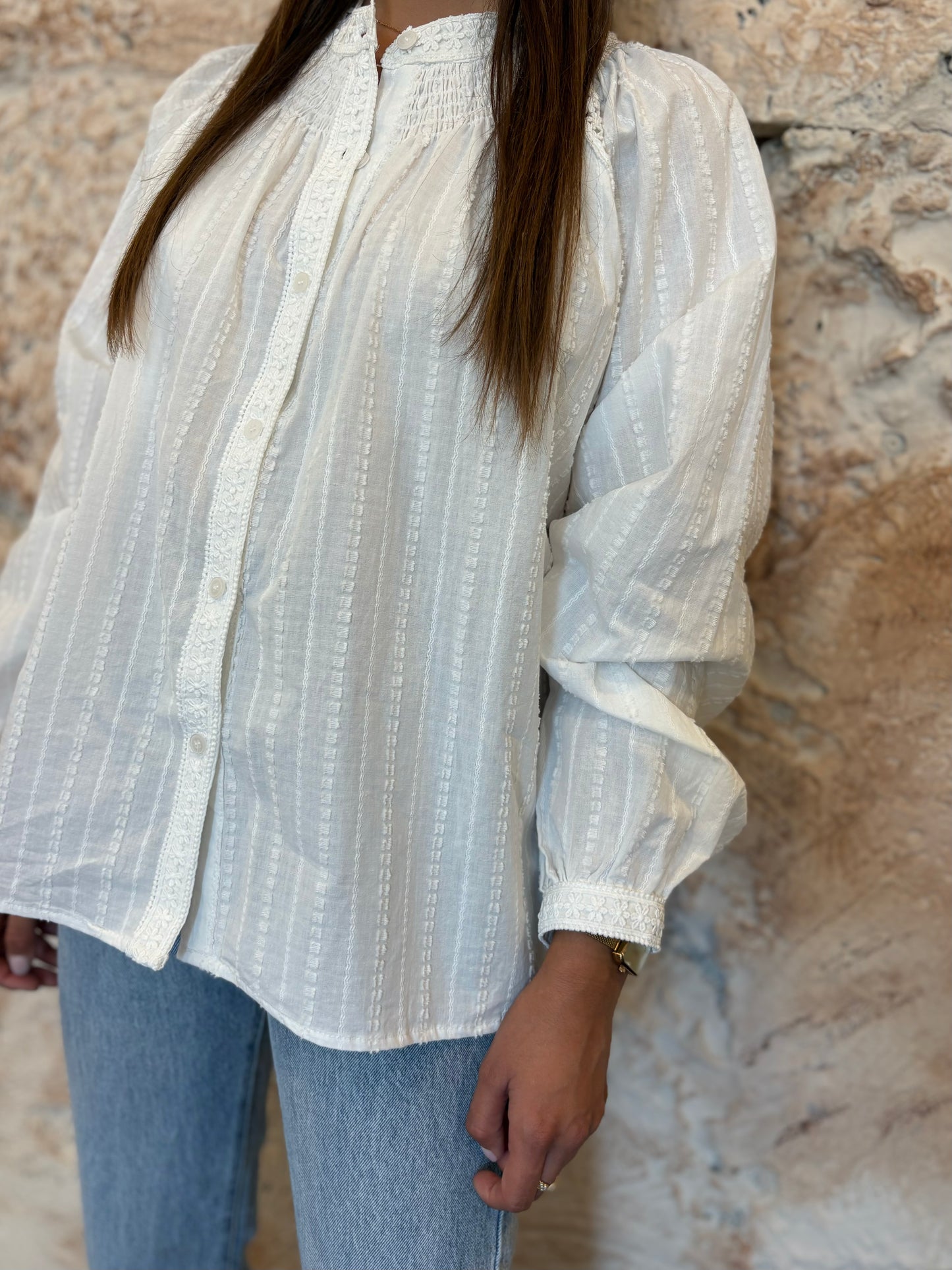 CAMISA BORDADA CUELLO PANEL DE ABEJA DETALLE ENCAJE BLANCA