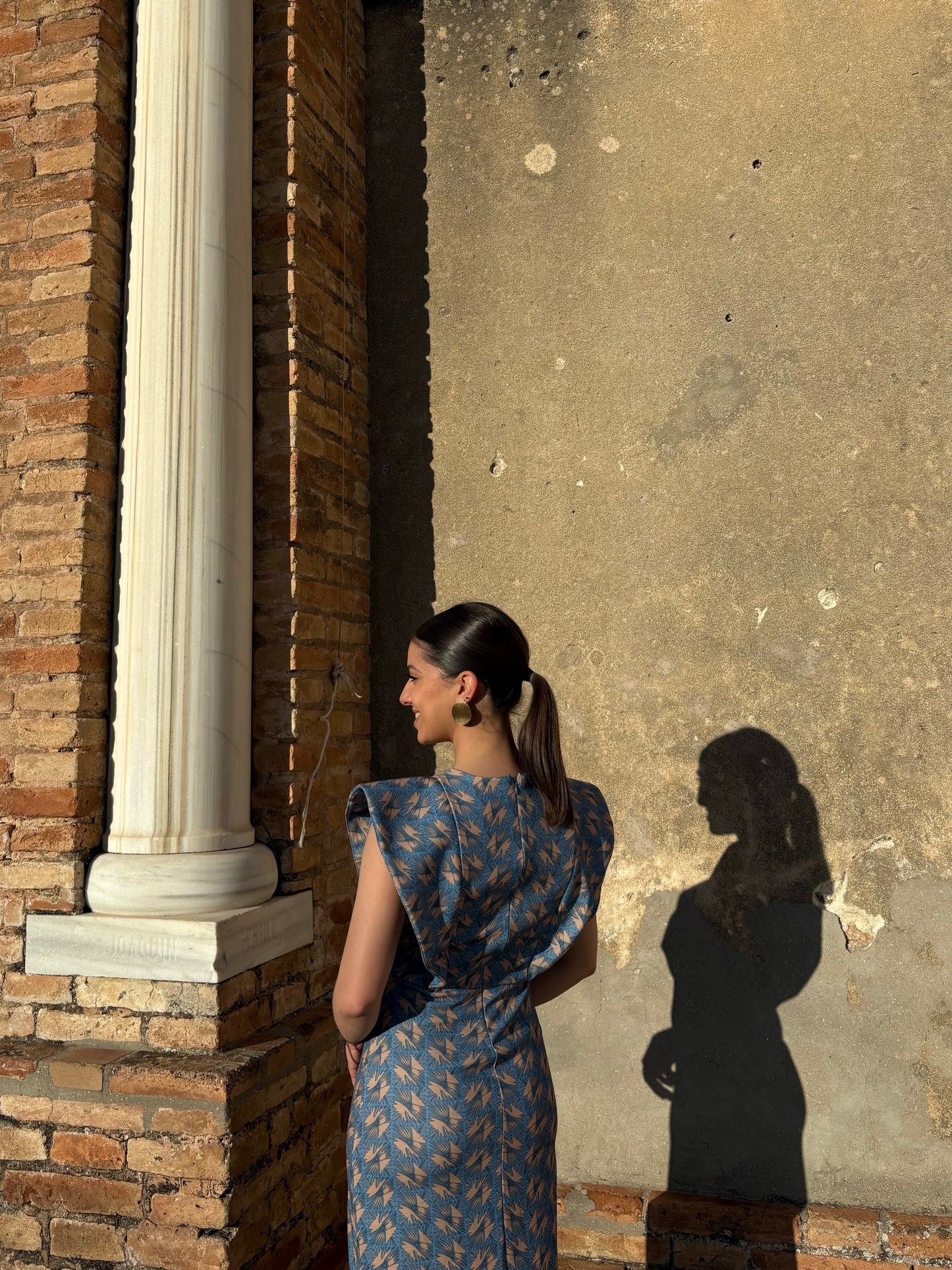 VESTIDO ESTAMPADO VOLANTES AZUL-BEIGE
