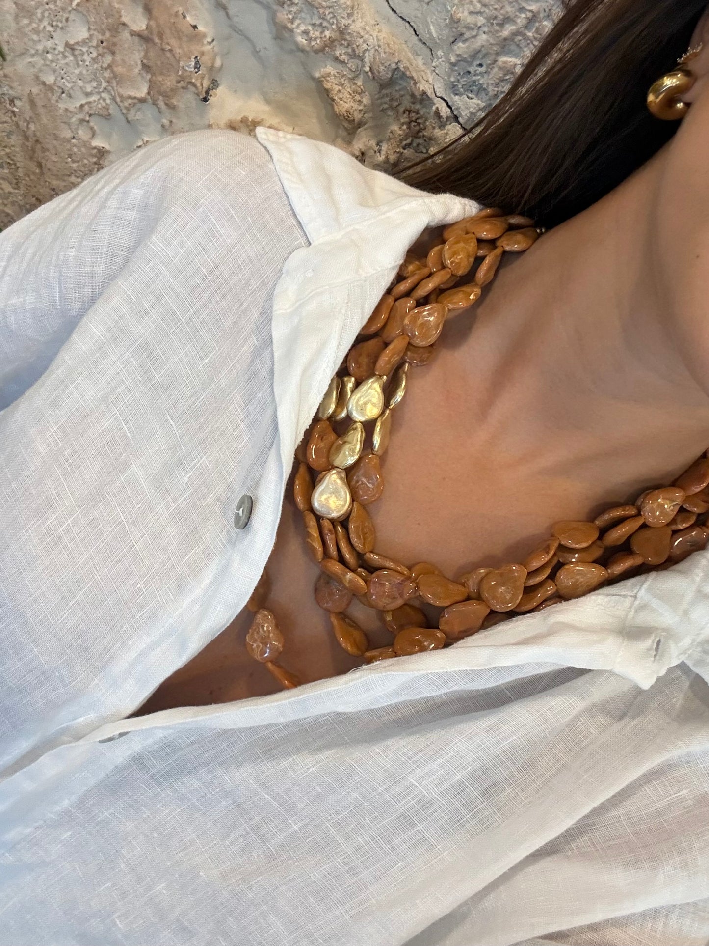COLLAR LARGO EFECTO PIEDRA DETALLE DORADO