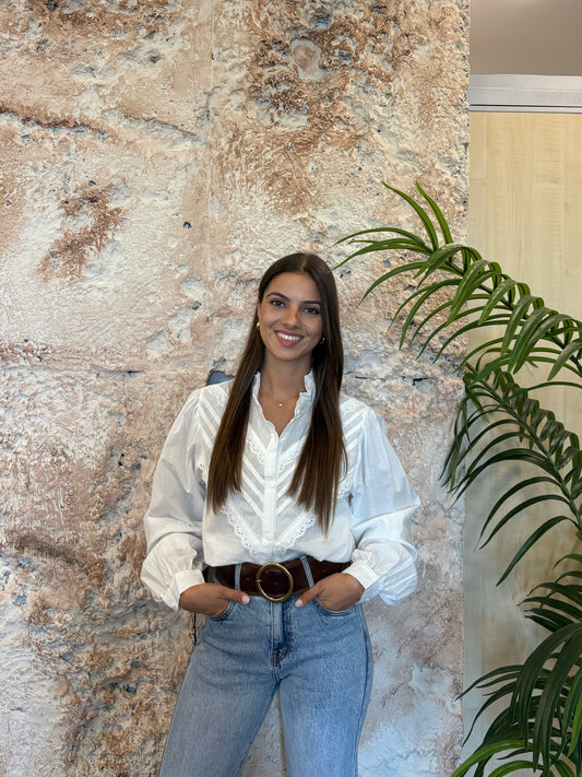 CAMISA CUELLO RIZO PLIEGUES Y BORDADOS BLANCA