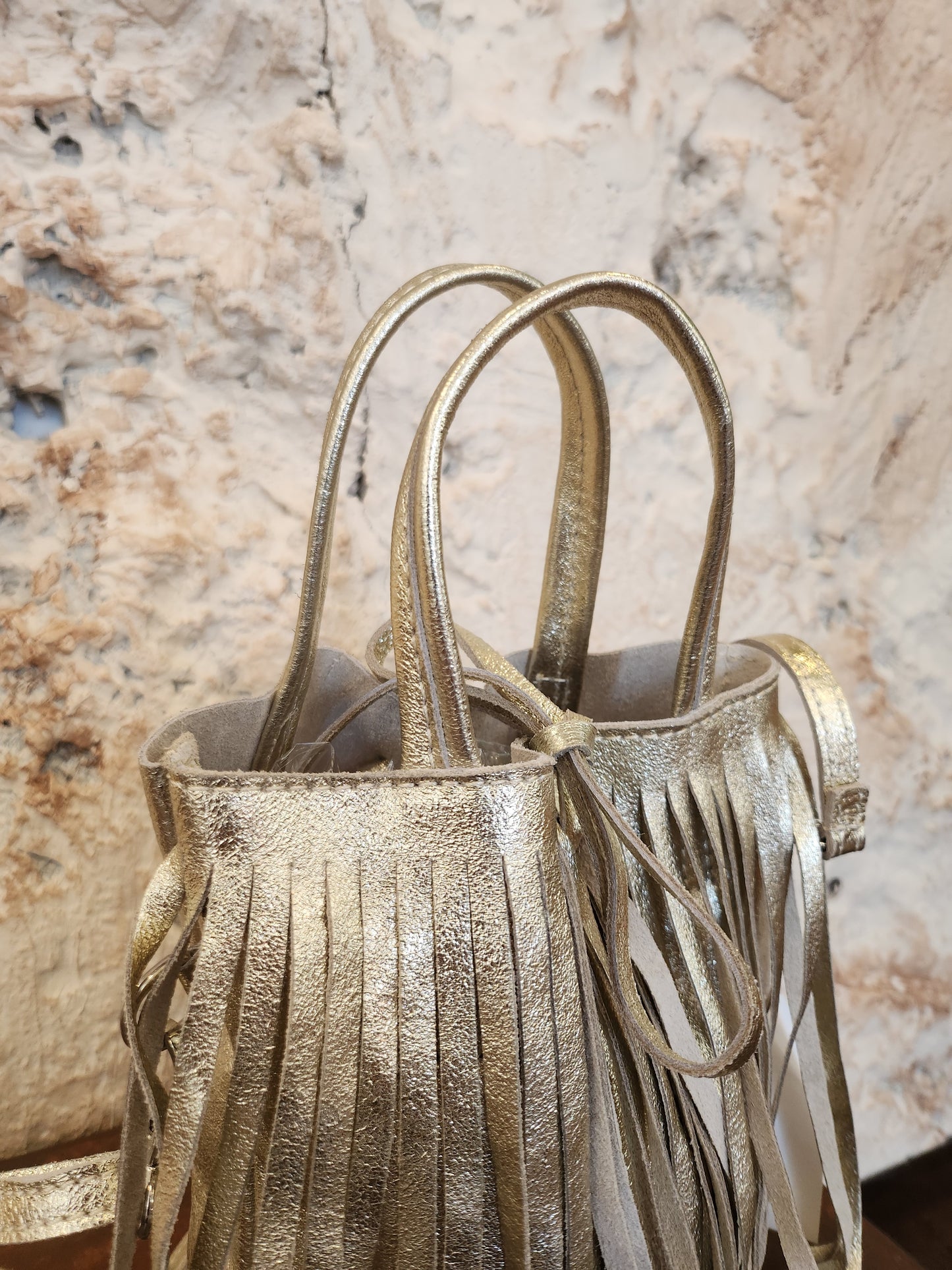 BOLSO PIEL FLECOS DORADO