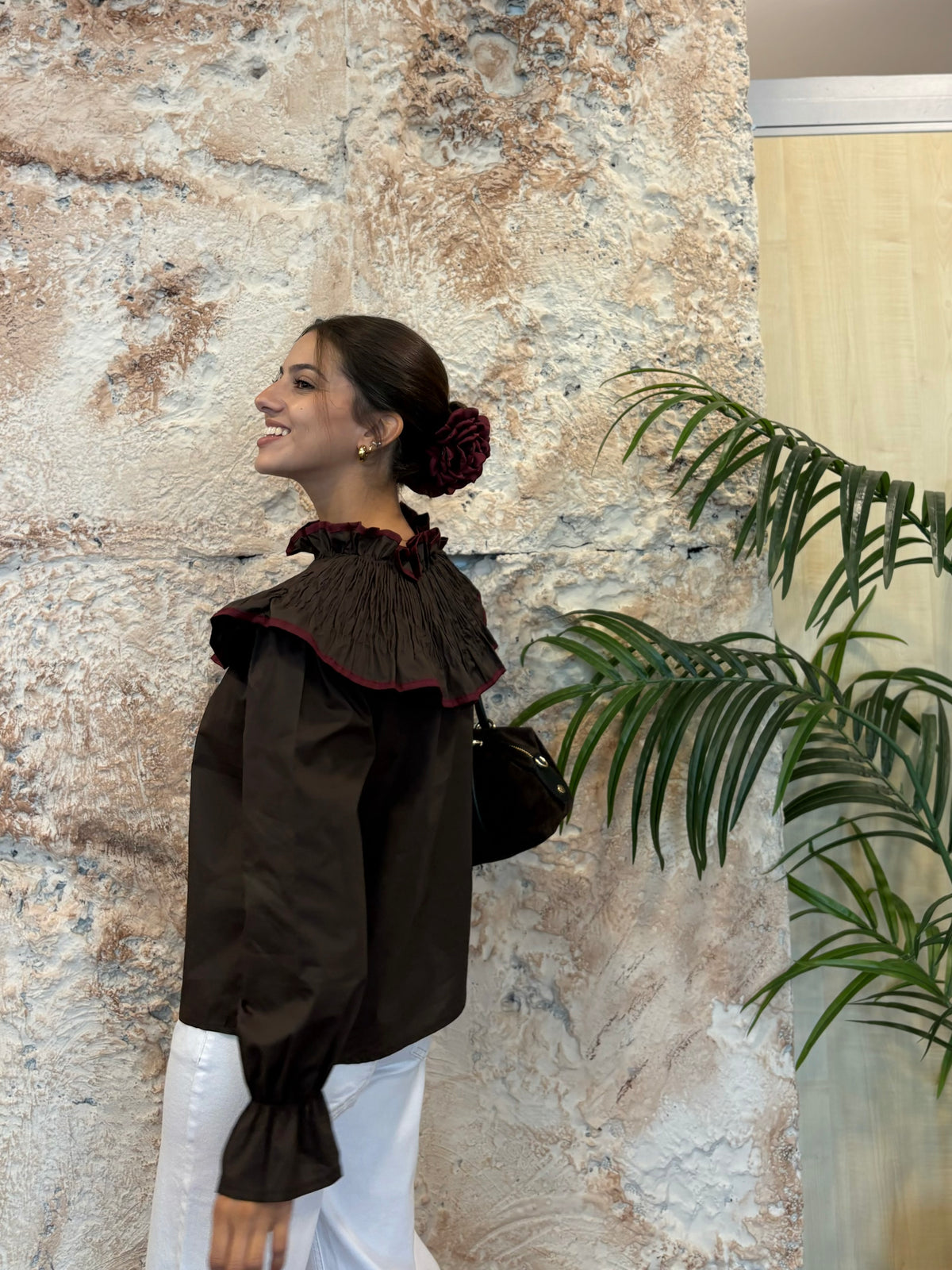 BLUSA MARRÓN CUELLO PANEL DE ABEJA ACABADO DE VOLANTE FILO BURDEOS