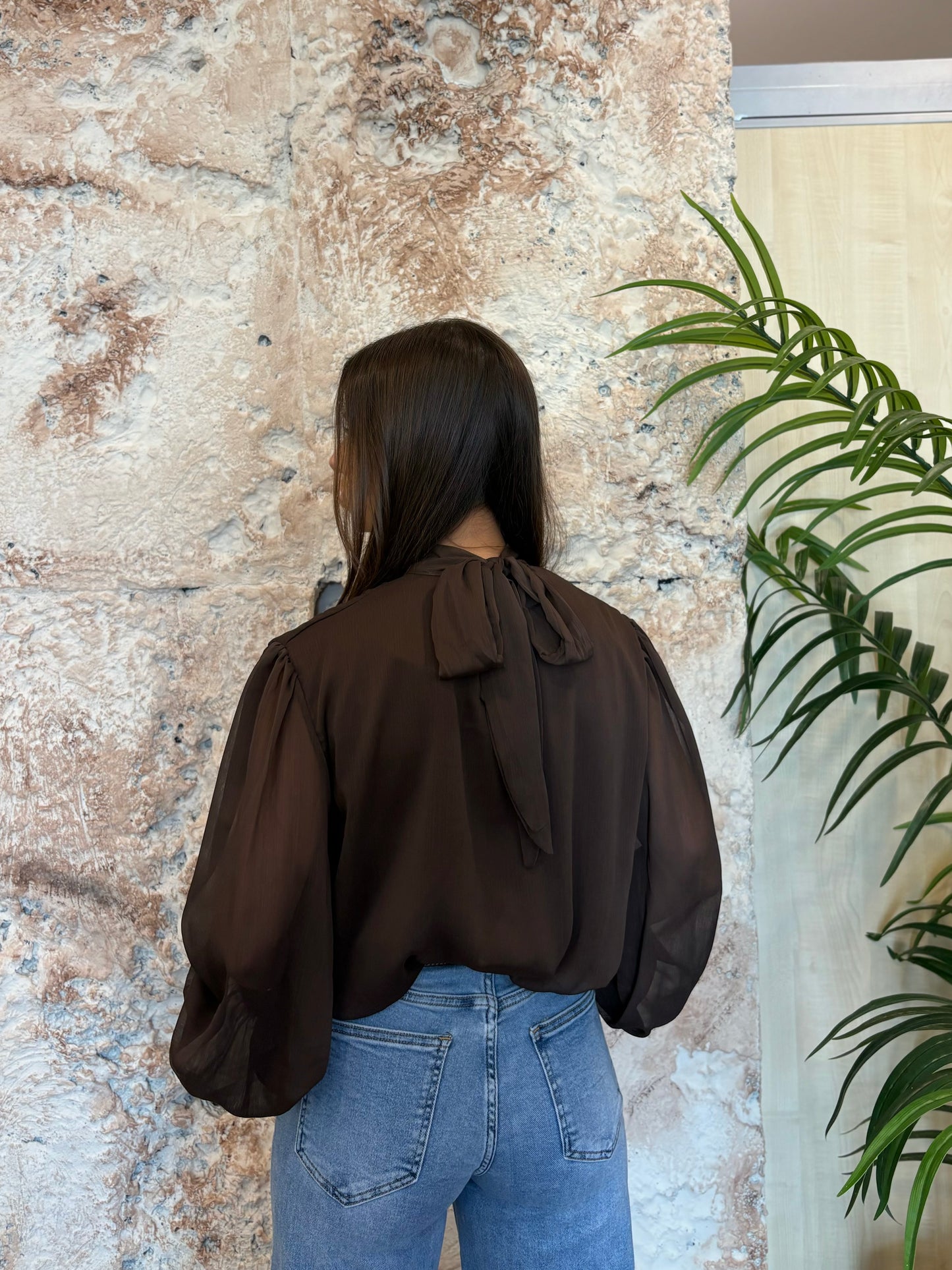 BLUSA PLISADA BAJO EFECTO GLOBO MARRÓN