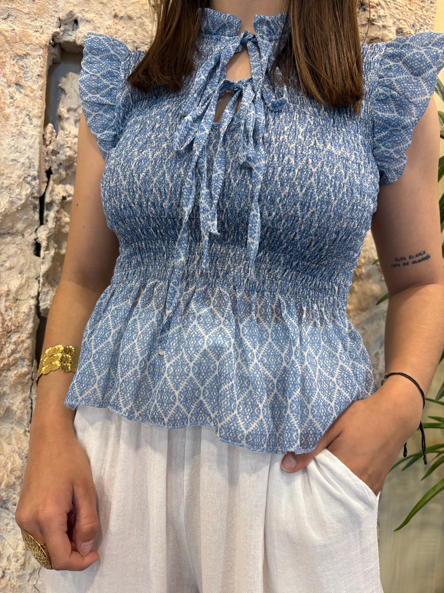 BLUSA PANEL ABEJA ESTAMPADA LAZADA CELESTE