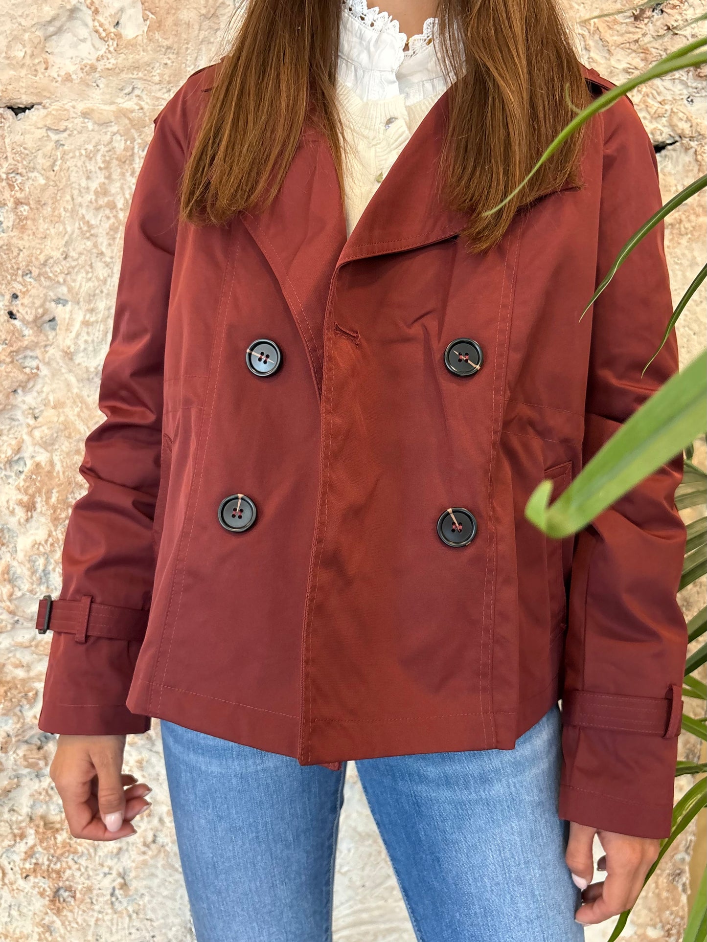 TRENCH CORTA BURDEOS