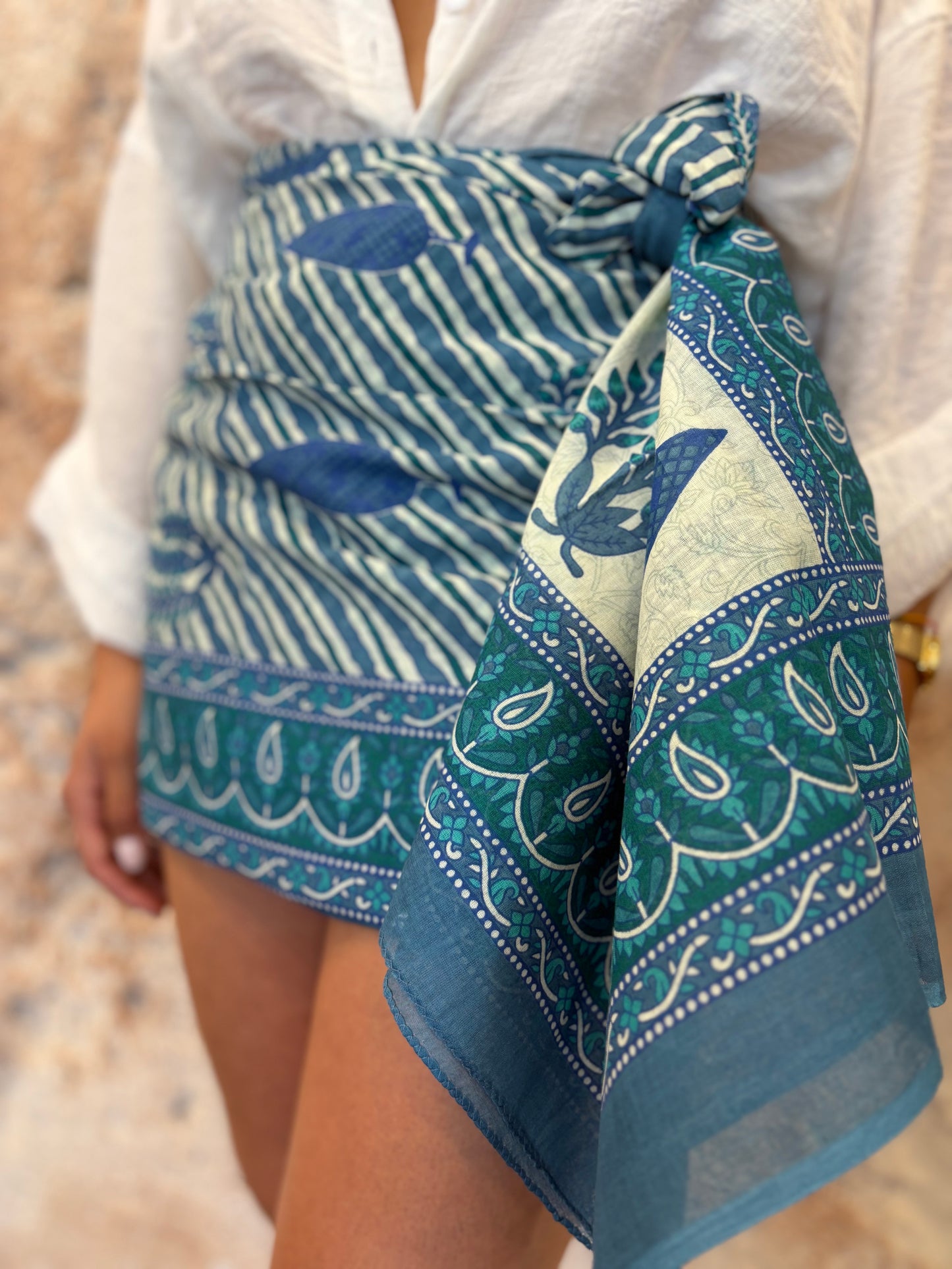 PAREO ESTAMPADO FLORES AZUL- BLANCO