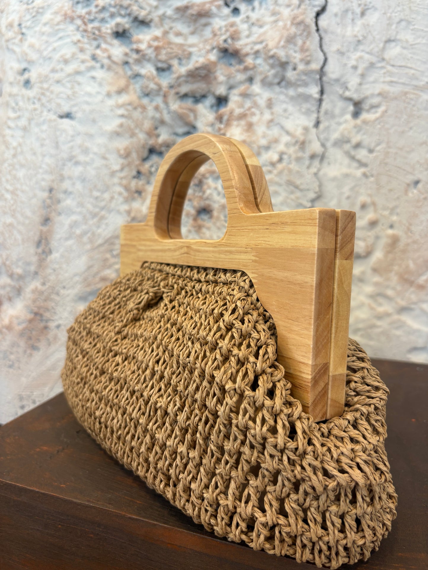 CLUTCH RAFIA MANETA MADERA