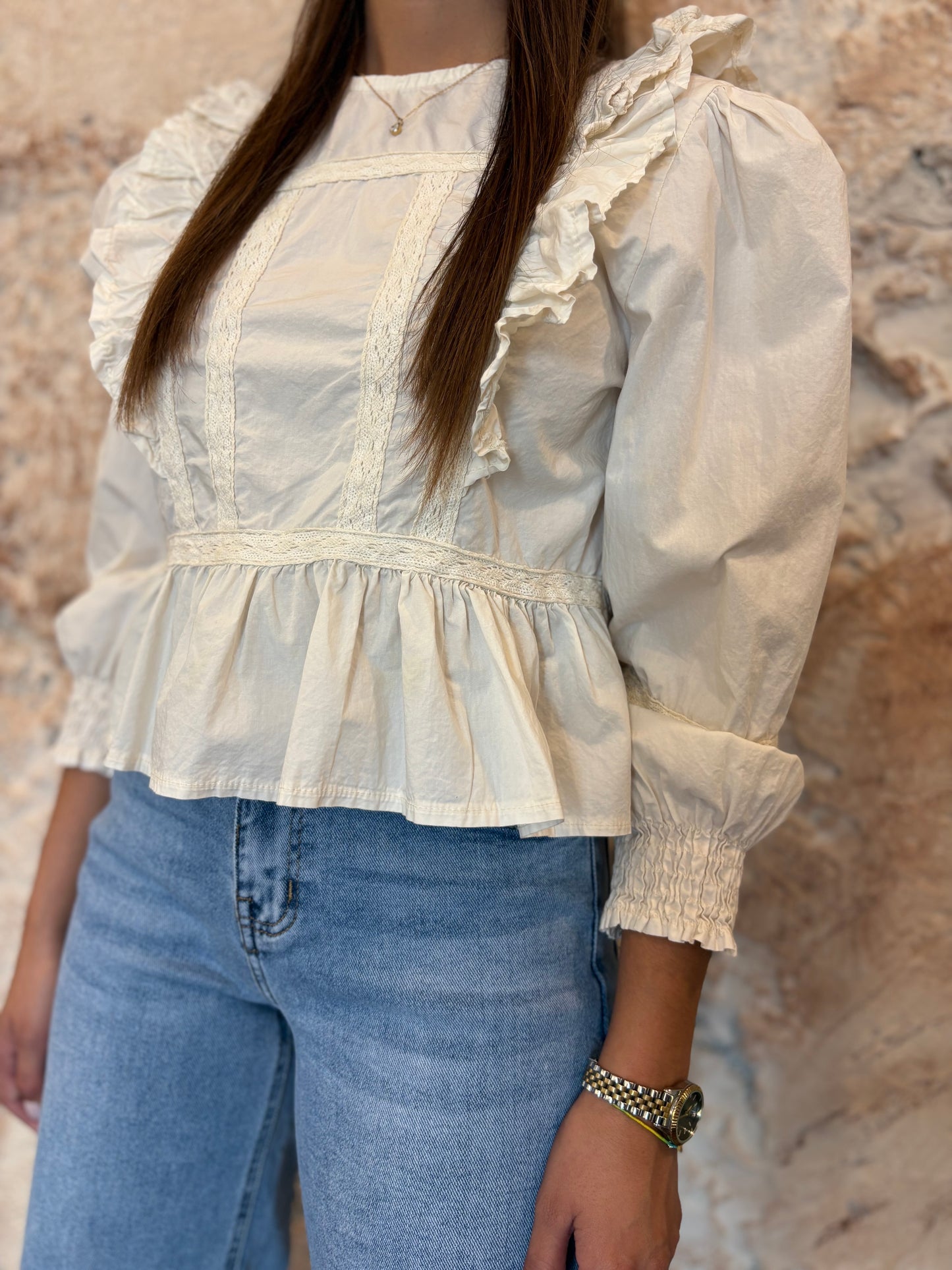 BLUSA VOLANTE DETALLE PUNTILLA