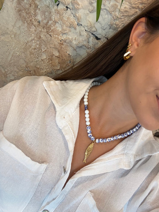 COLLAR BOLAS CERÁMICA FLORAL Y BLANCO PEZ DORADO