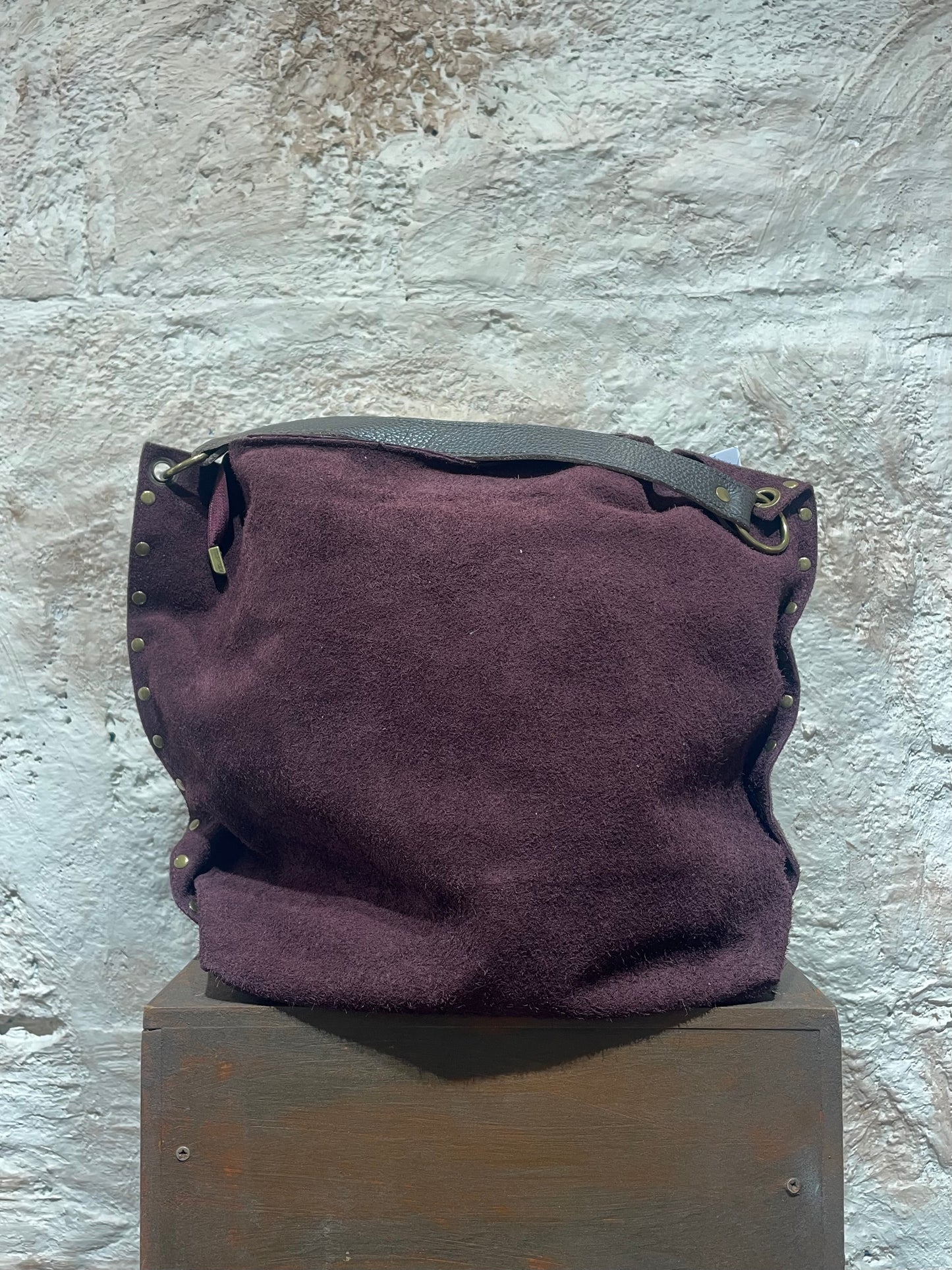 SHOPPER PIEL BOURDEOS CUADRADO DETALLE TACHAS ASA MARRÓN
