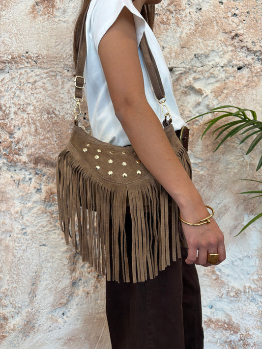 BOLSO BANDOLERA FLECOS Y TACHAS TAUPE